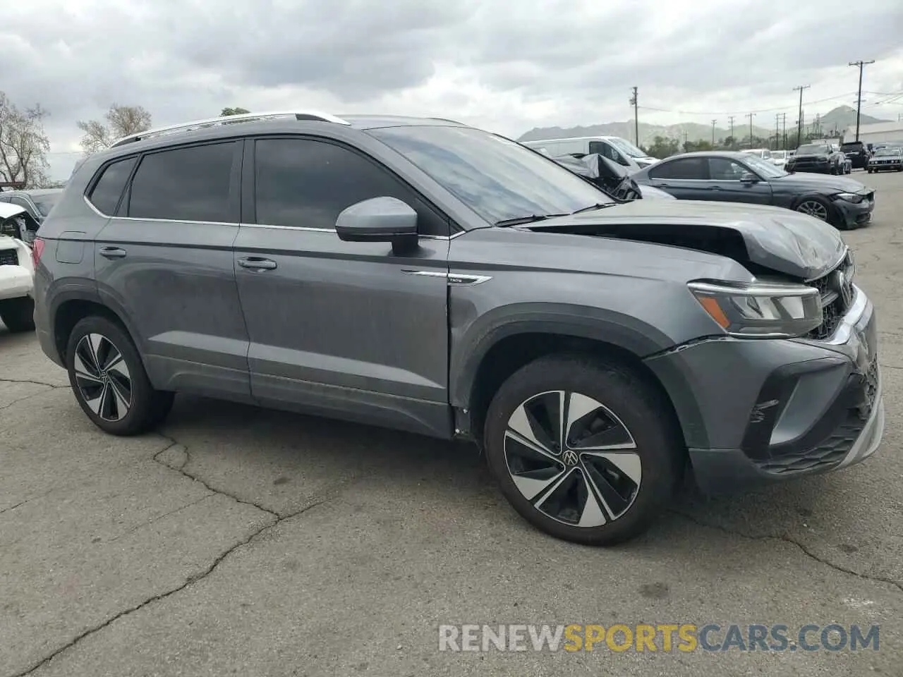 4 Photograph of a damaged car 3VVUX7B25RM049677 VOLKSWAGEN TAOS SE 2024