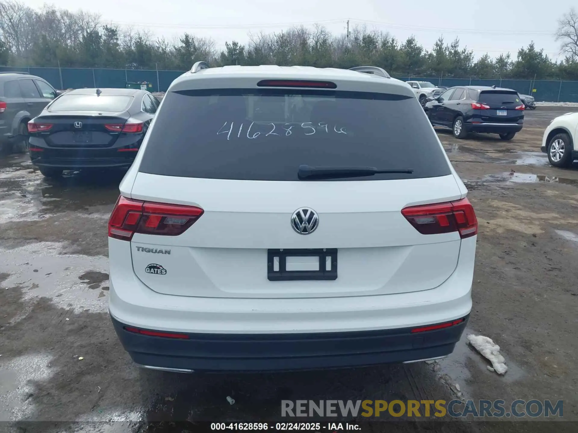 16 Photograph of a damaged car 3VV0B7AX5KM053471 VOLKSWAGEN TIGUAN 2019