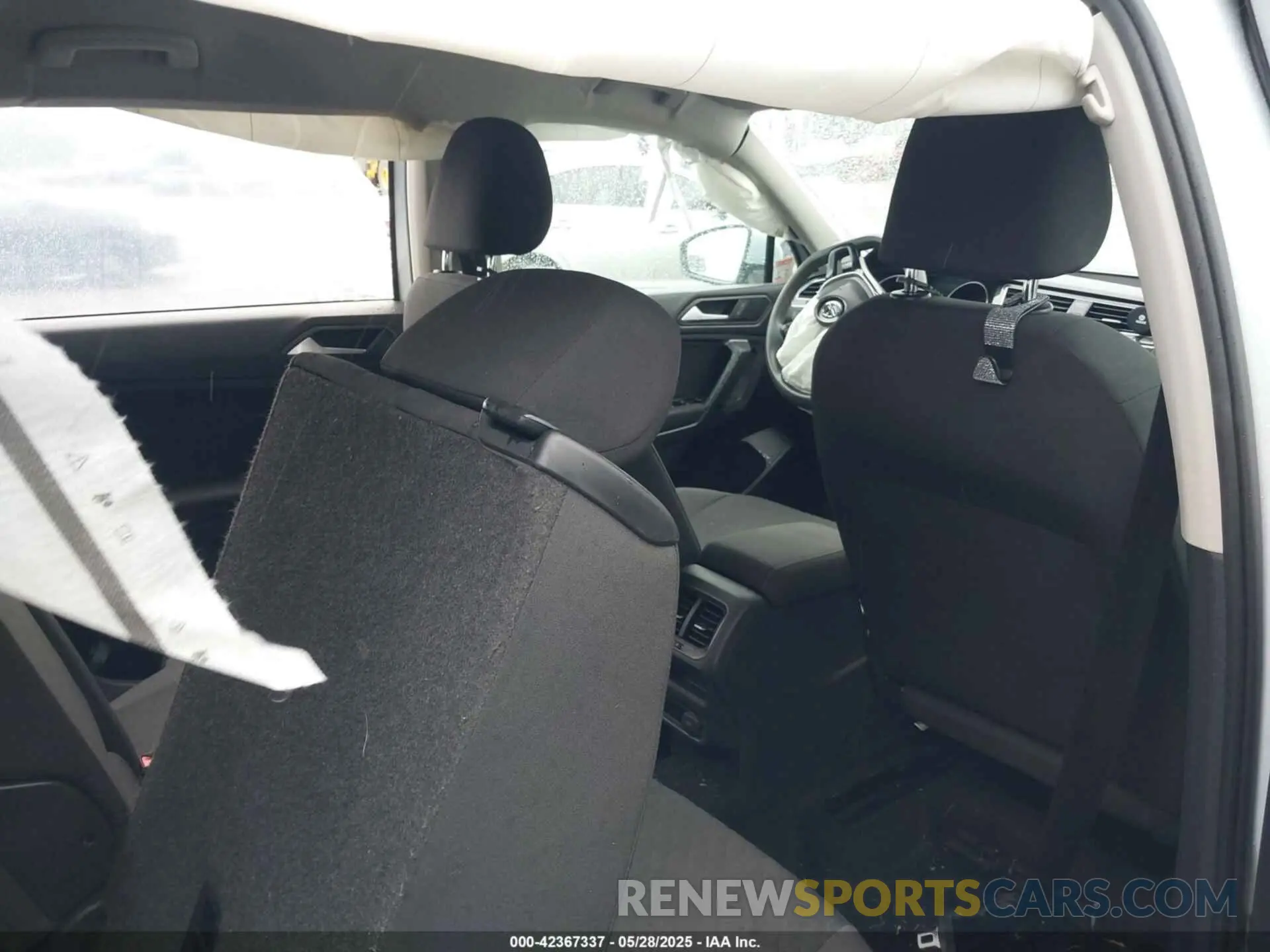 12 Photograph of a damaged car 3VV0B7AX7KM031438 VOLKSWAGEN TIGUAN 2019