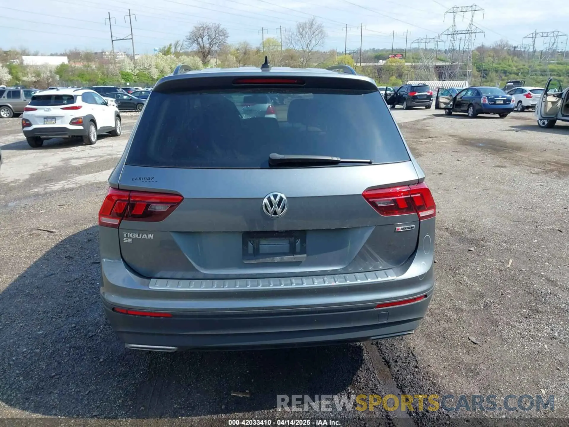 17 Photograph of a damaged car 3VV2B7AX5KM198454 VOLKSWAGEN TIGUAN 2019