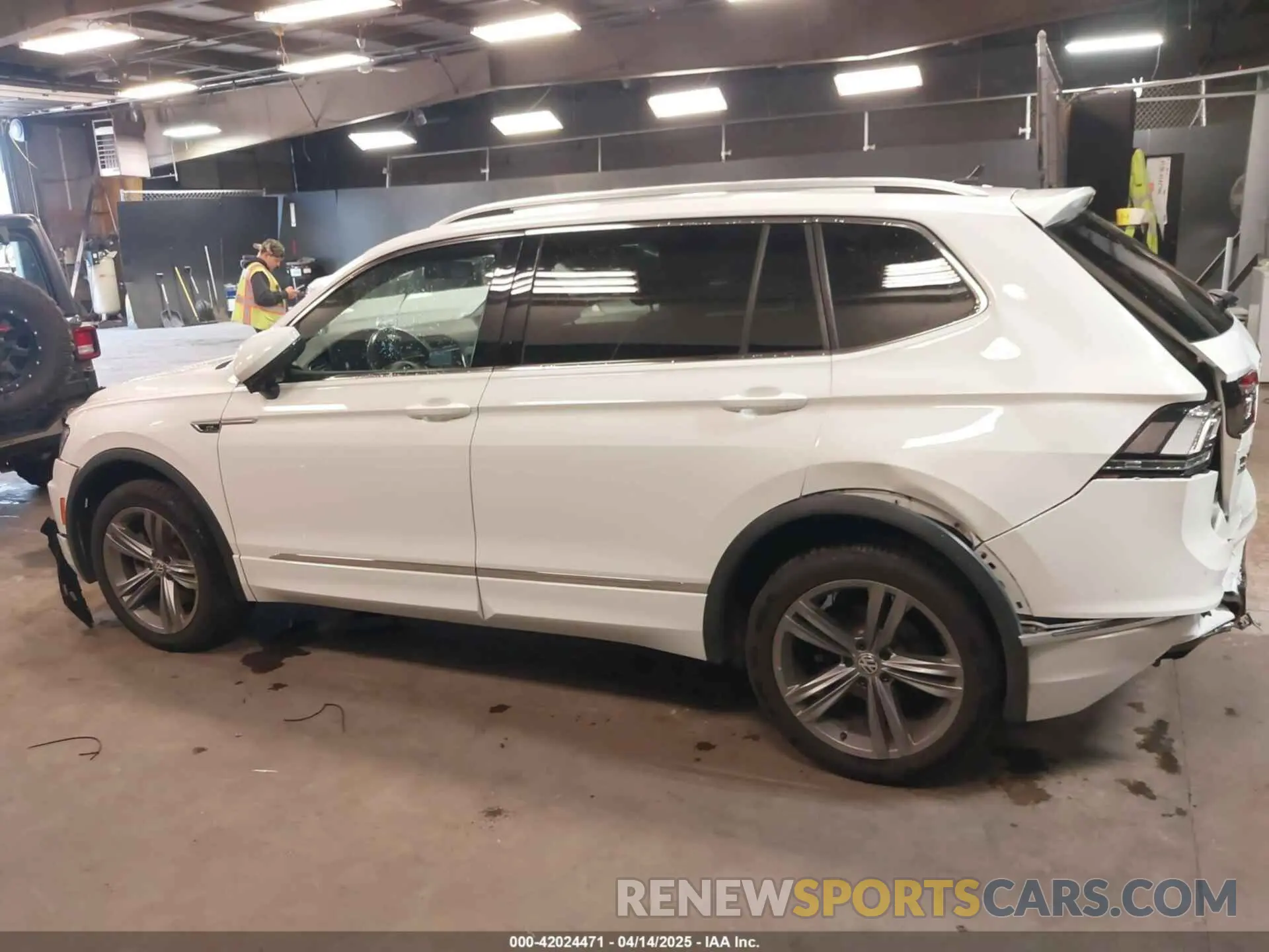 14 Photograph of a damaged car 3VV2B7AX8KM005679 VOLKSWAGEN TIGUAN 2019