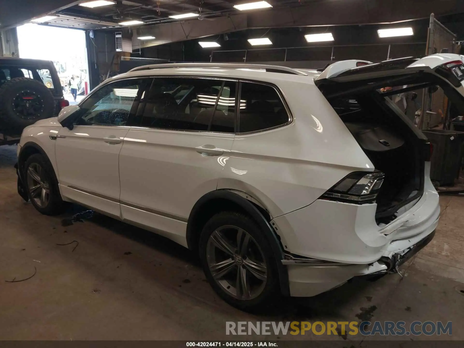 3 Photograph of a damaged car 3VV2B7AX8KM005679 VOLKSWAGEN TIGUAN 2019