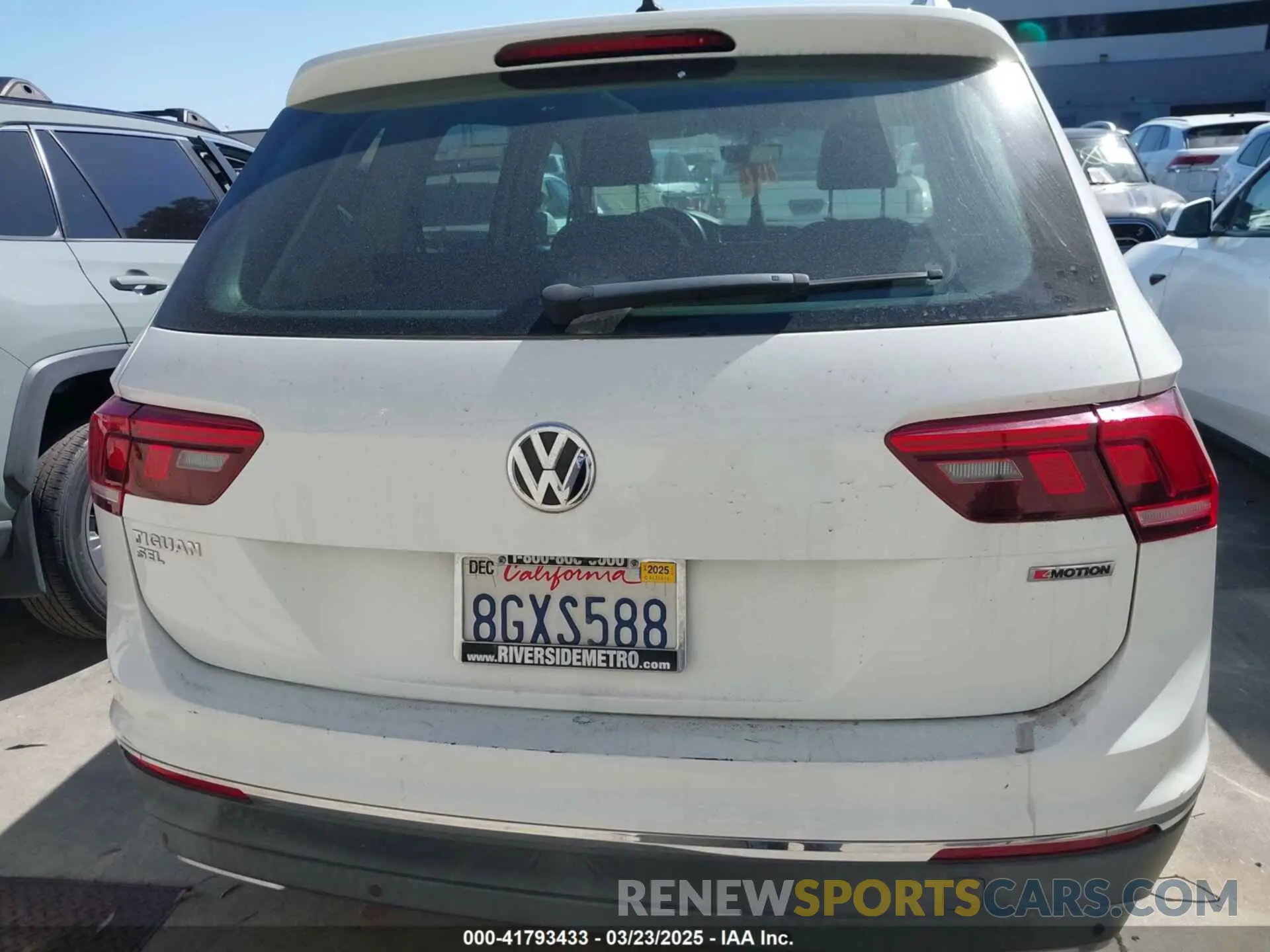 17 Photograph of a damaged car 3VV2B7AX9KM033460 VOLKSWAGEN TIGUAN 2019