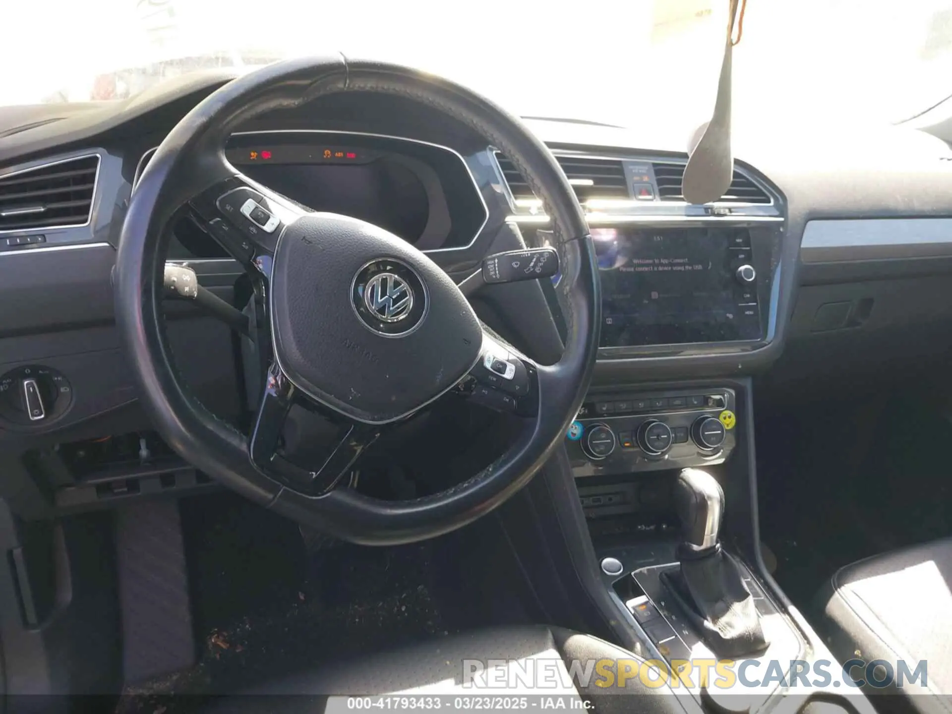 18 Photograph of a damaged car 3VV2B7AX9KM033460 VOLKSWAGEN TIGUAN 2019