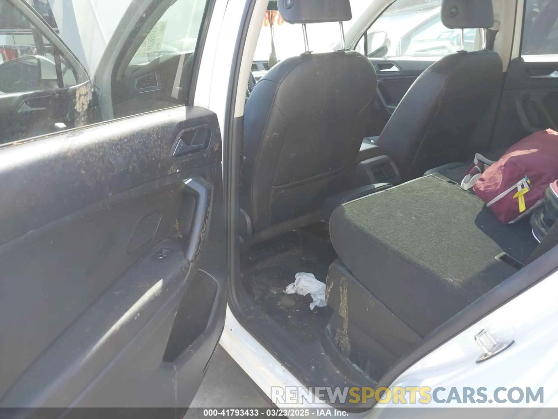 19 Photograph of a damaged car 3VV2B7AX9KM033460 VOLKSWAGEN TIGUAN 2019