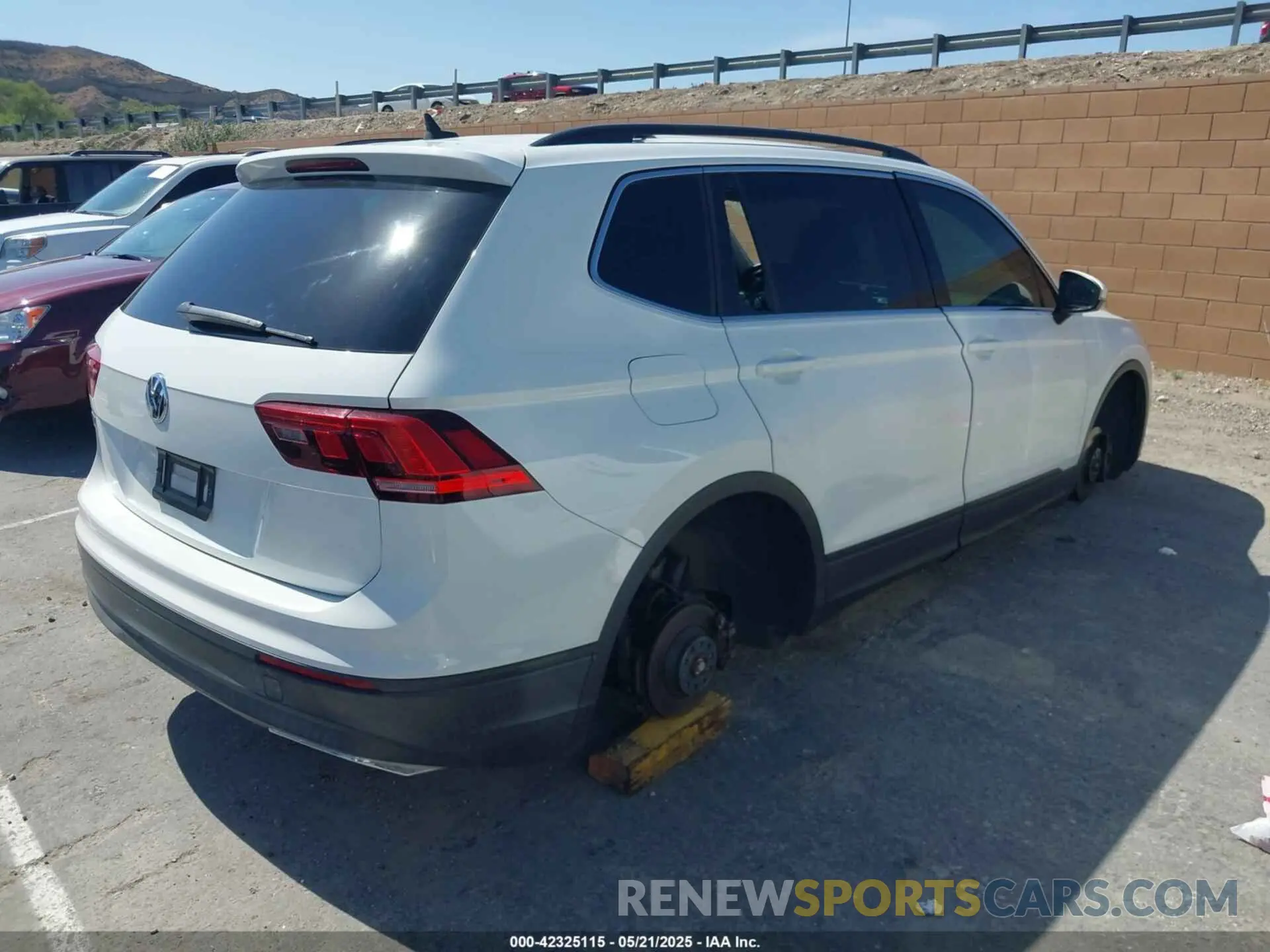 4 Фотография поврежденного автомобиля 3VV3B7AX2KM028928 VOLKSWAGEN TIGUAN 2019