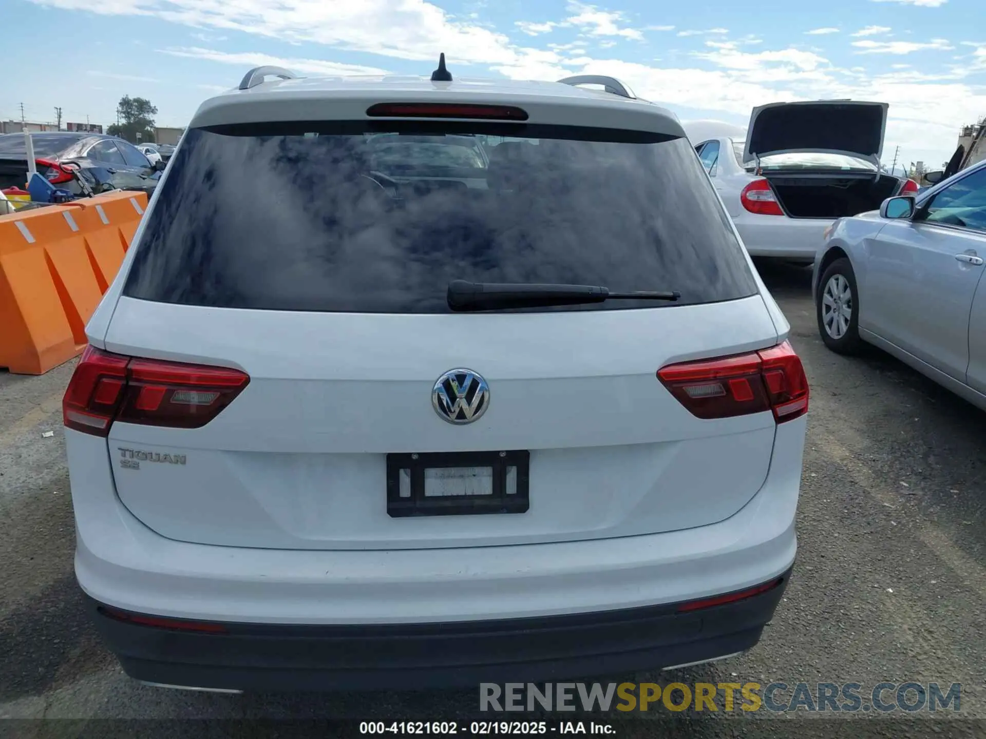 16 Photograph of a damaged car 3VV3B7AX2KM063646 VOLKSWAGEN TIGUAN 2019