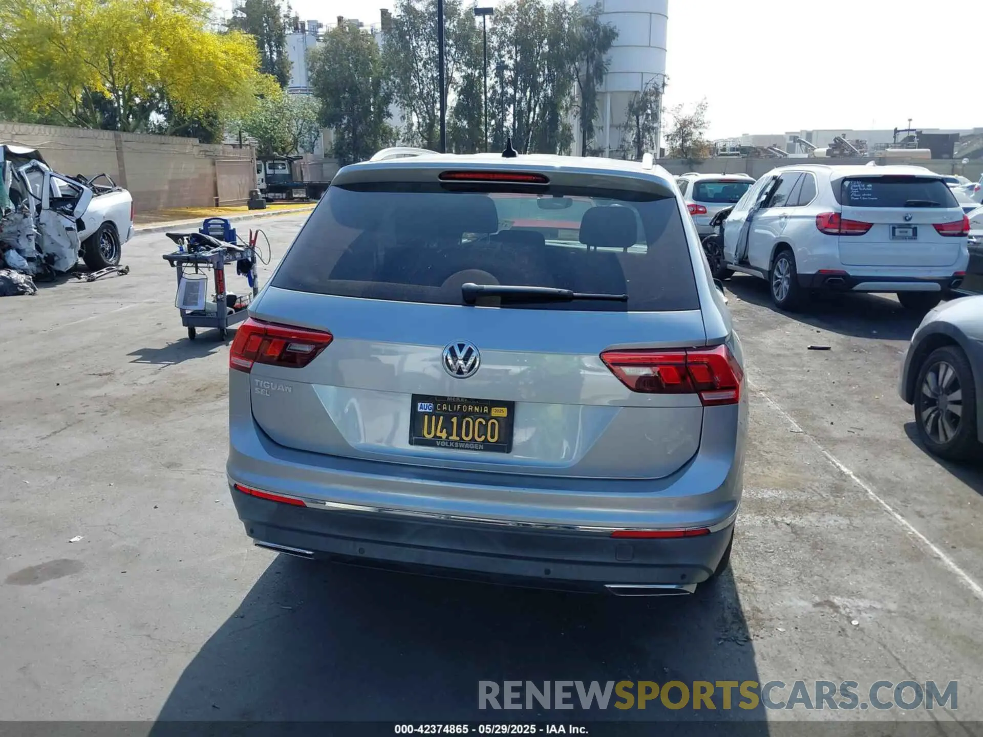 17 Photograph of a damaged car 3VV3B7AX2KM118001 VOLKSWAGEN TIGUAN 2019