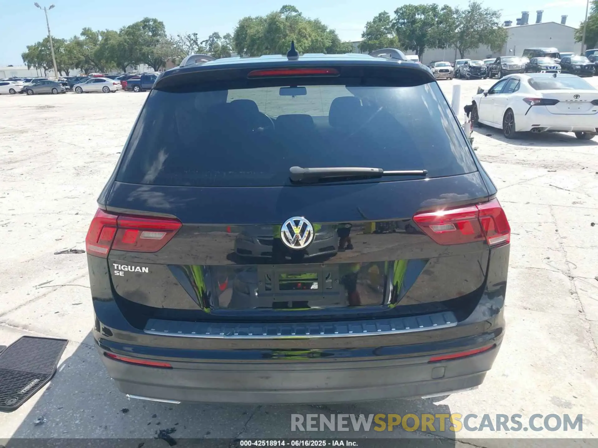 16 Photograph of a damaged car 3VV3B7AX6KM098772 VOLKSWAGEN TIGUAN 2019