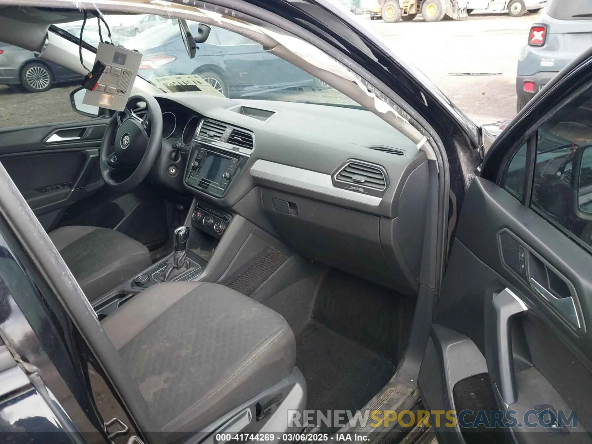 5 Photograph of a damaged car 3VV0B7AX4LM043693 VOLKSWAGEN TIGUAN 2020