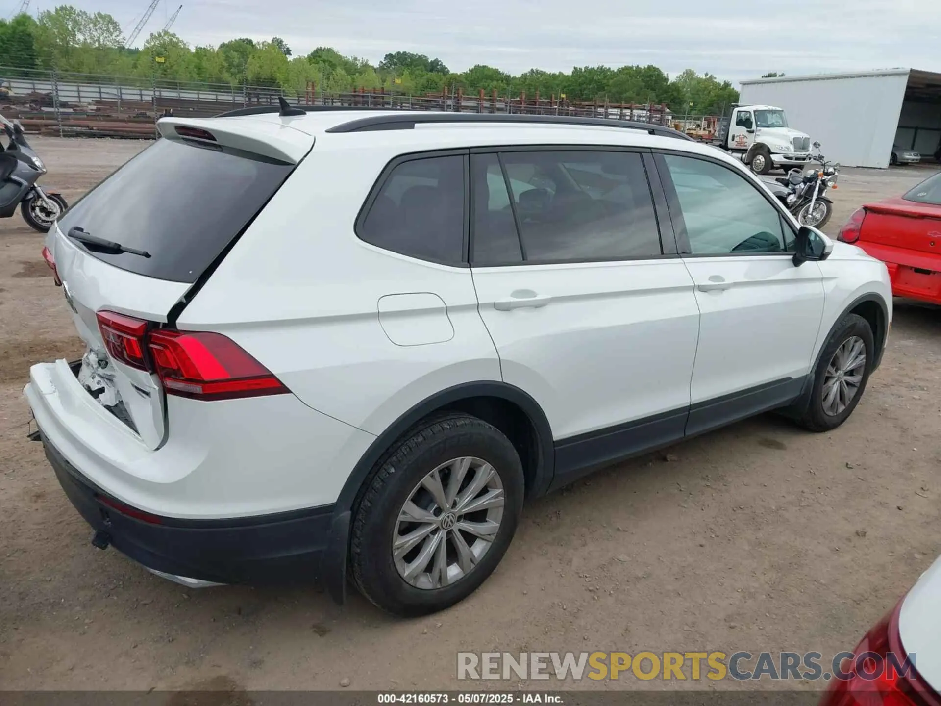 13 Photograph of a damaged car 3VV0B7AX5LM131894 VOLKSWAGEN TIGUAN 2020