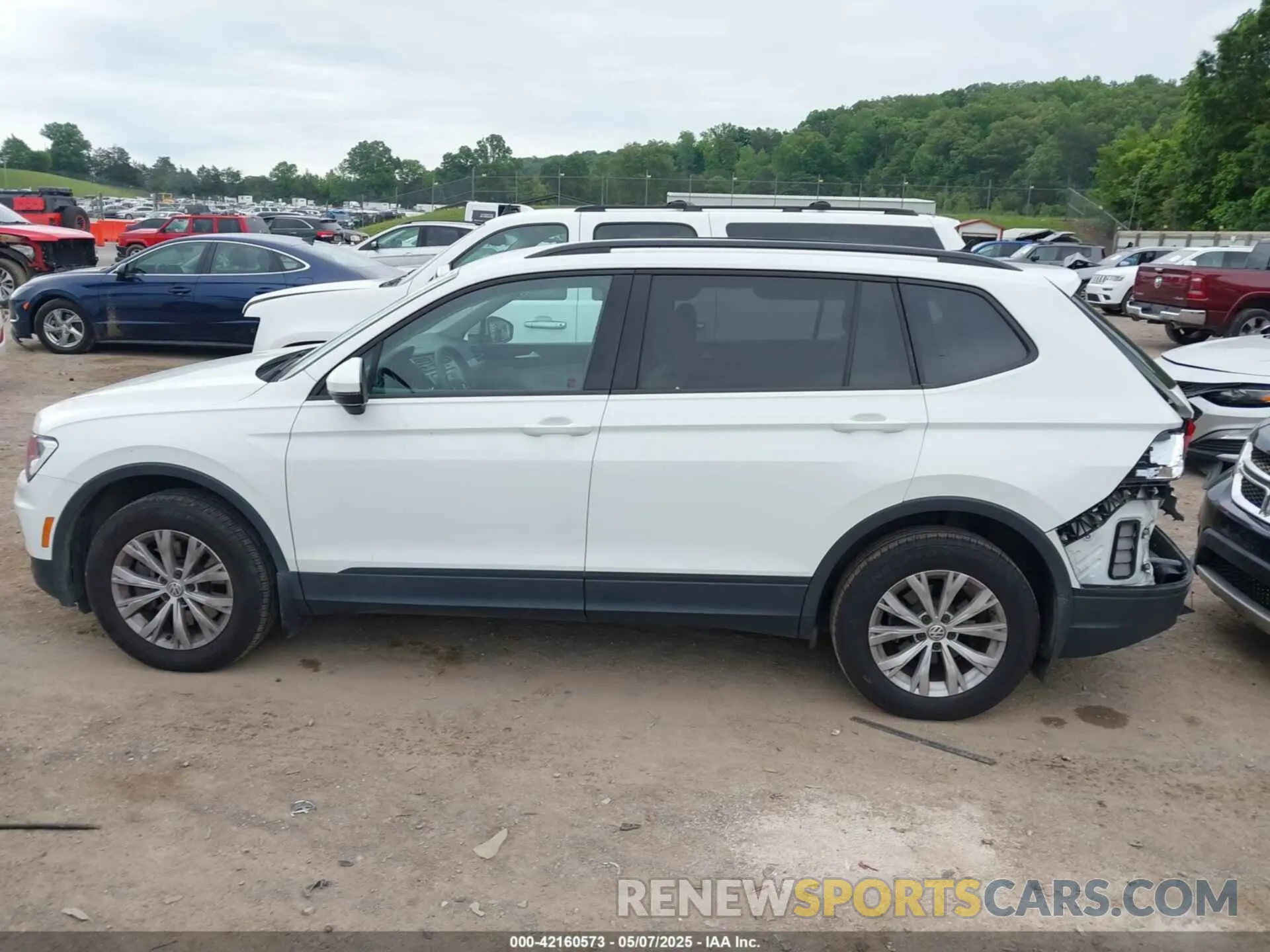 14 Photograph of a damaged car 3VV0B7AX5LM131894 VOLKSWAGEN TIGUAN 2020