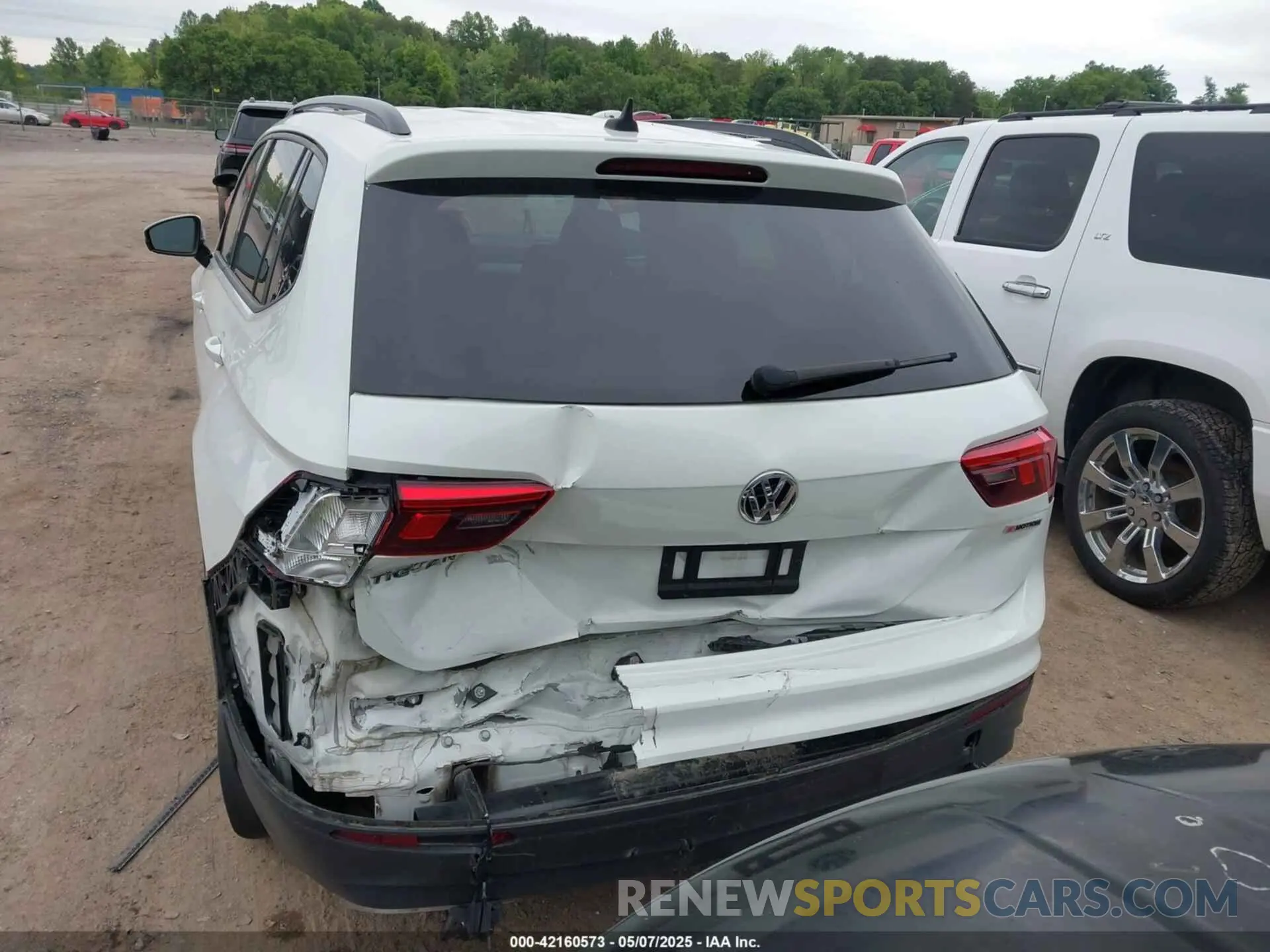 16 Photograph of a damaged car 3VV0B7AX5LM131894 VOLKSWAGEN TIGUAN 2020