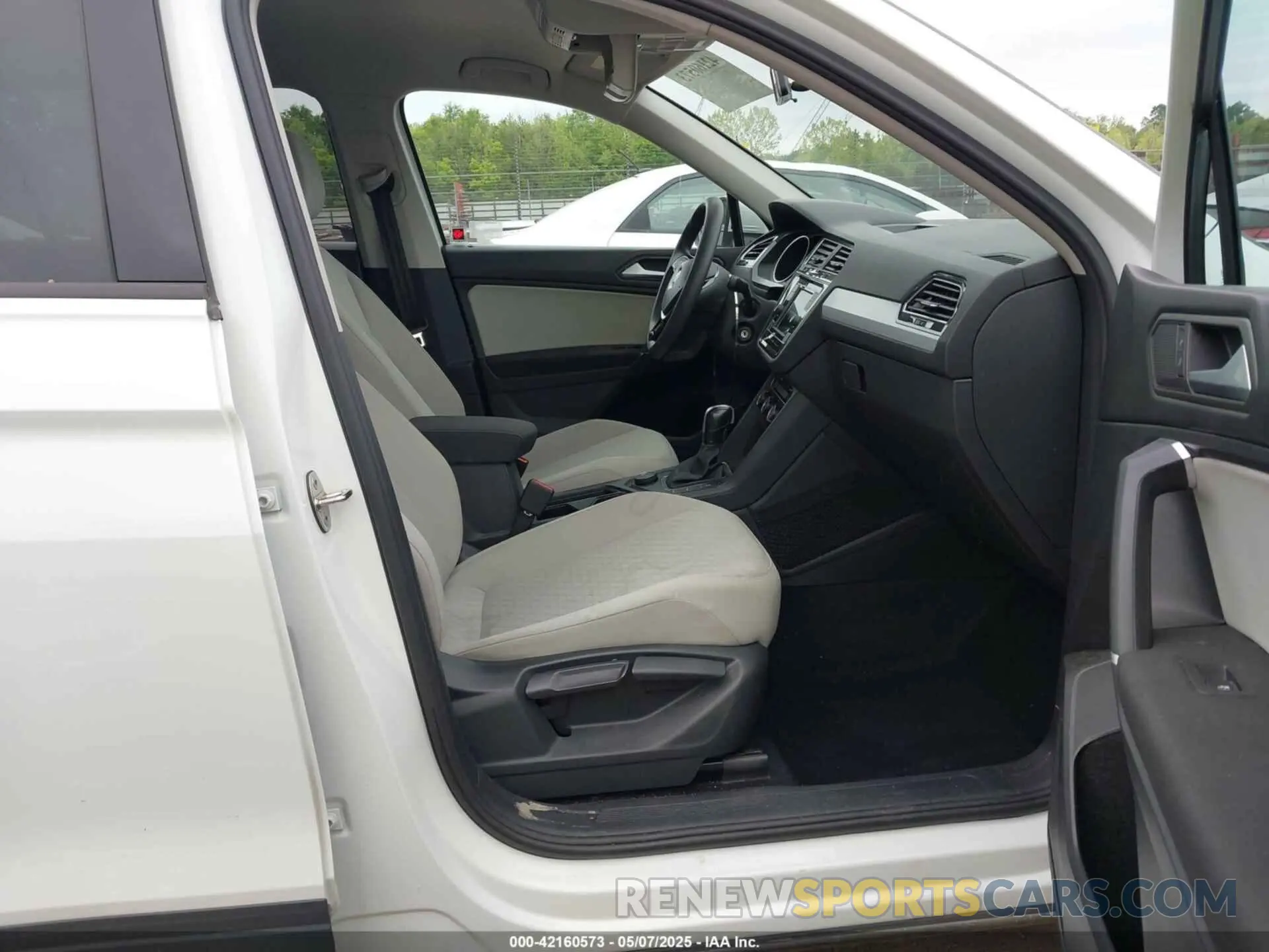 5 Photograph of a damaged car 3VV0B7AX5LM131894 VOLKSWAGEN TIGUAN 2020