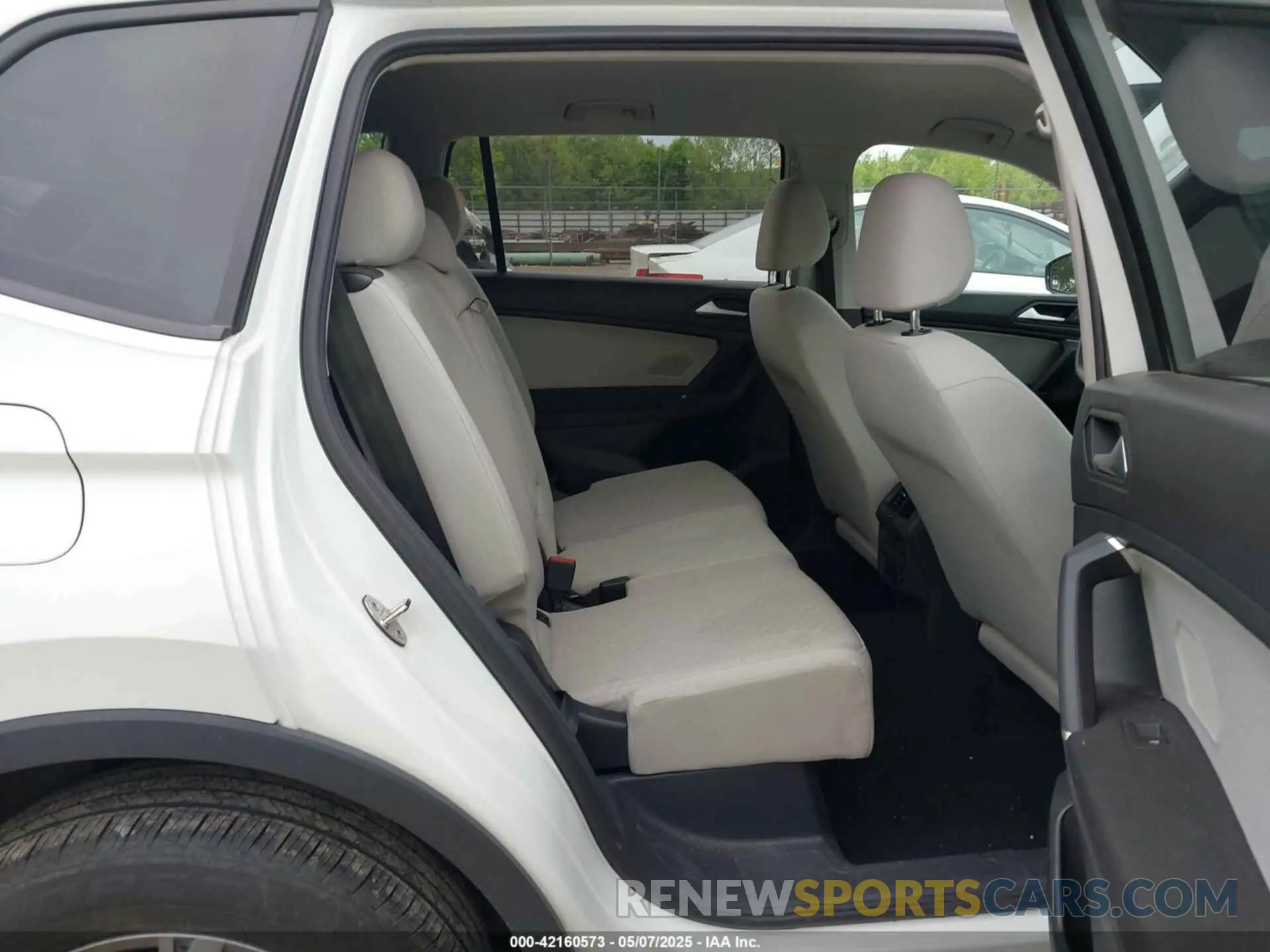 8 Photograph of a damaged car 3VV0B7AX5LM131894 VOLKSWAGEN TIGUAN 2020