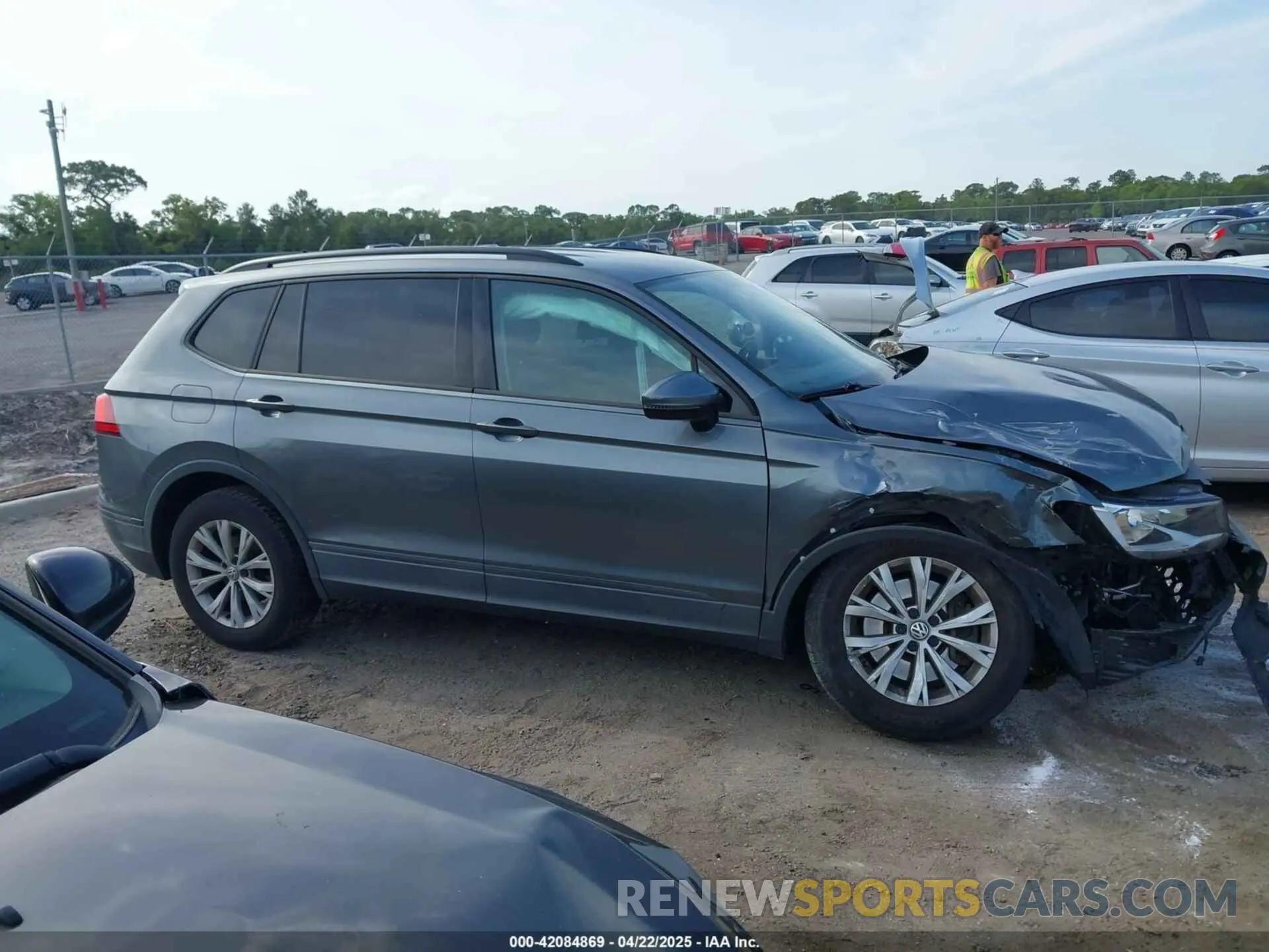 13 Photograph of a damaged car 3VV1B7AX5LM151924 VOLKSWAGEN TIGUAN 2020