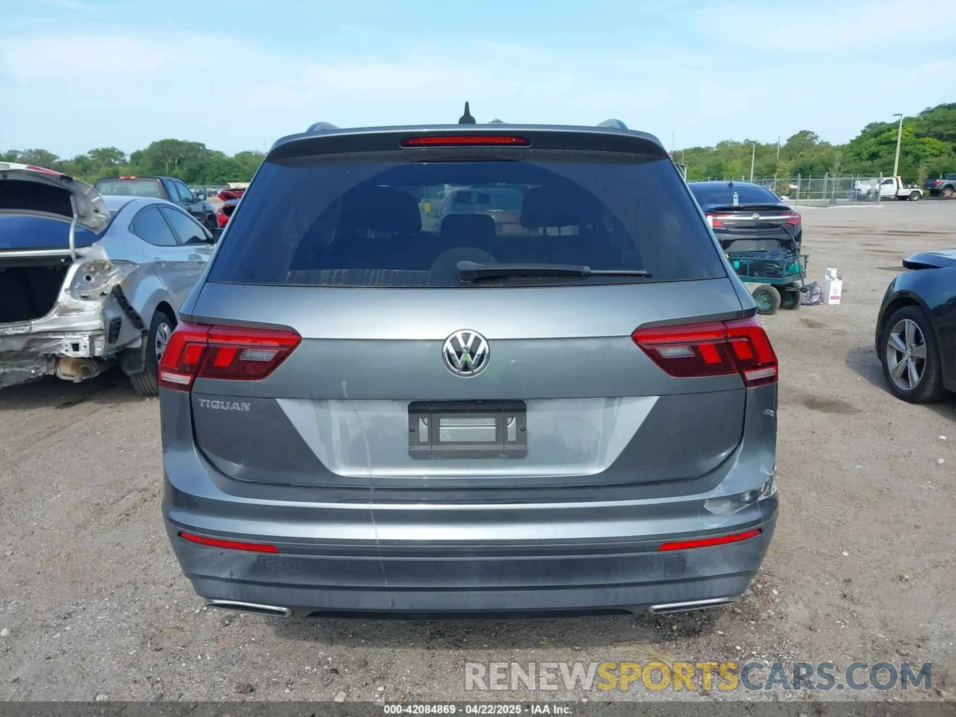 16 Photograph of a damaged car 3VV1B7AX5LM151924 VOLKSWAGEN TIGUAN 2020