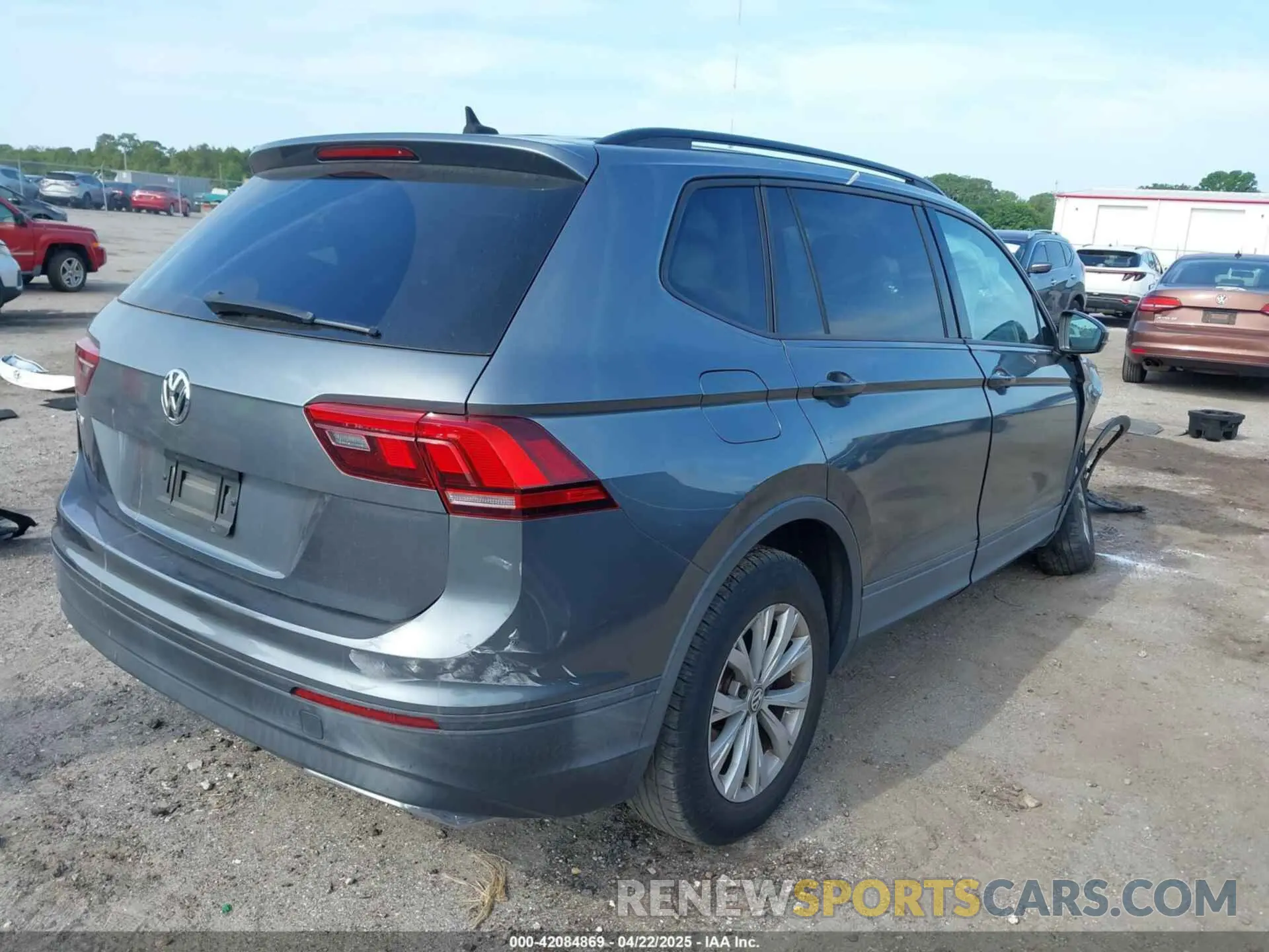 4 Photograph of a damaged car 3VV1B7AX5LM151924 VOLKSWAGEN TIGUAN 2020