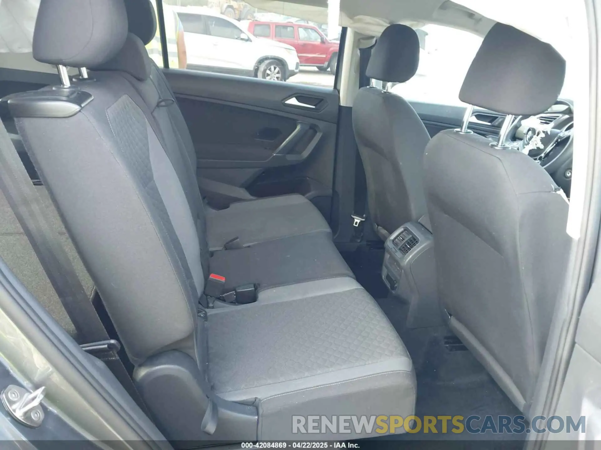 8 Photograph of a damaged car 3VV1B7AX5LM151924 VOLKSWAGEN TIGUAN 2020