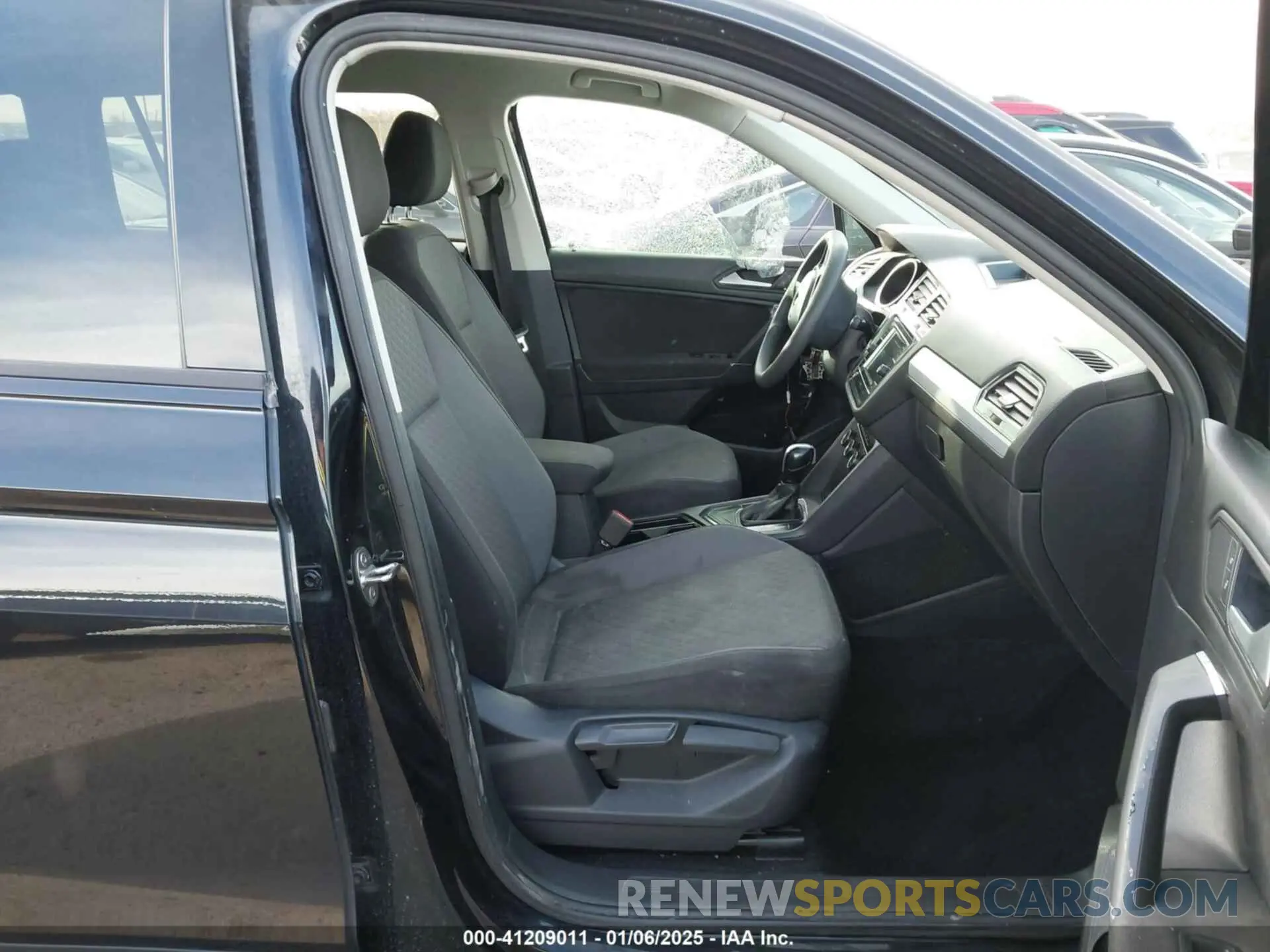 5 Photograph of a damaged car 3VV1B7AX7LM019134 VOLKSWAGEN TIGUAN 2020