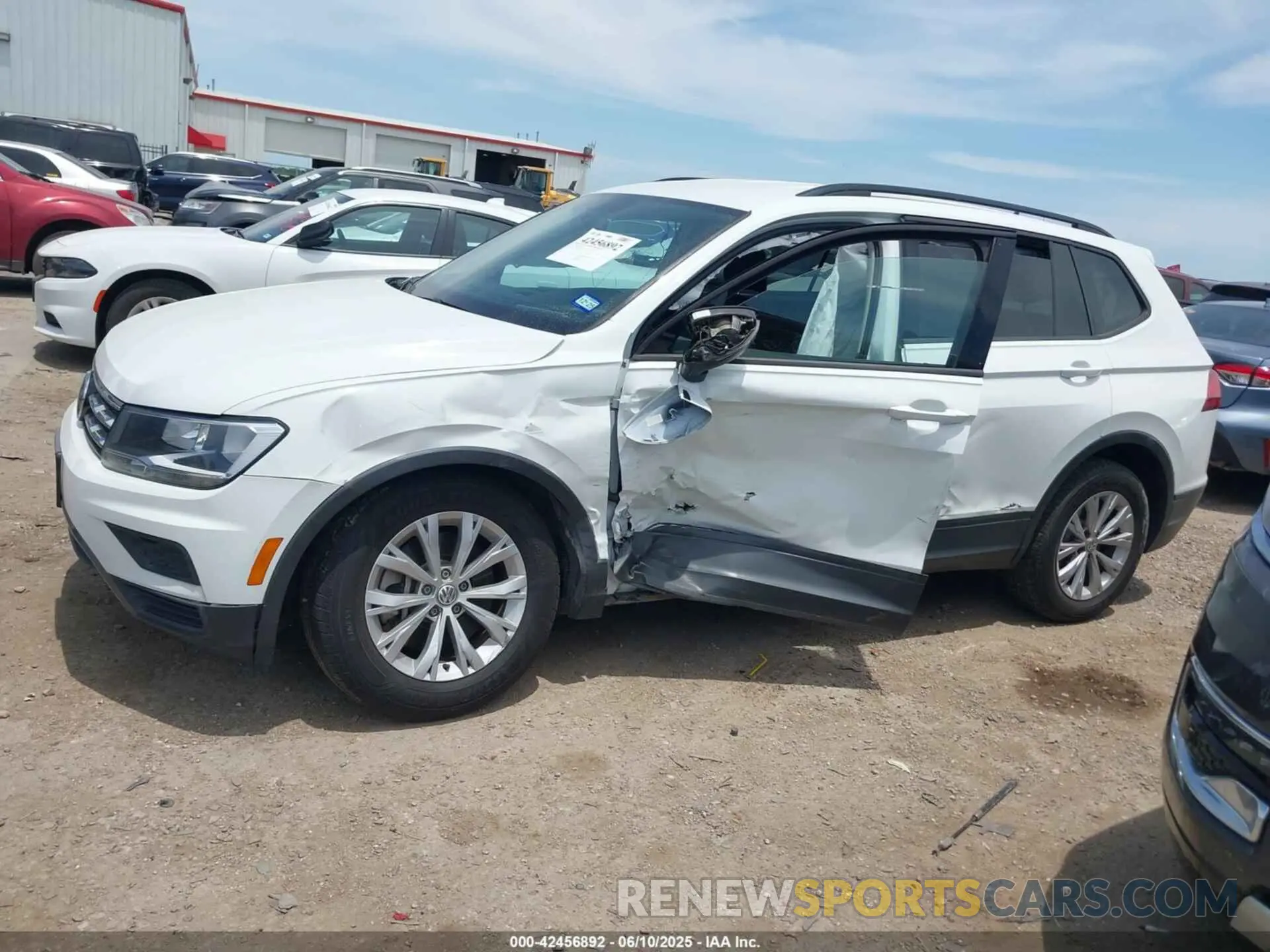 14 Photograph of a damaged car 3VV1B7AX9LM055634 VOLKSWAGEN TIGUAN 2020