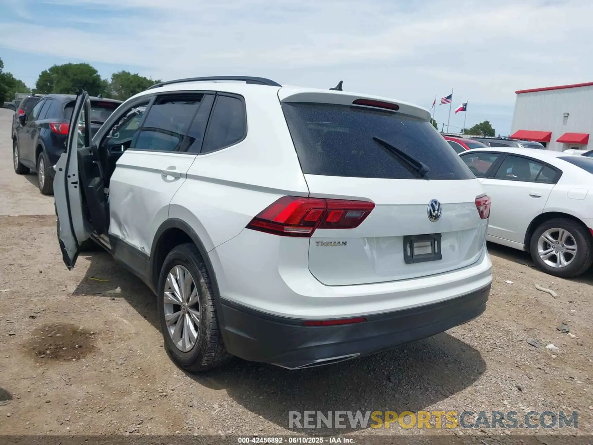 3 Photograph of a damaged car 3VV1B7AX9LM055634 VOLKSWAGEN TIGUAN 2020