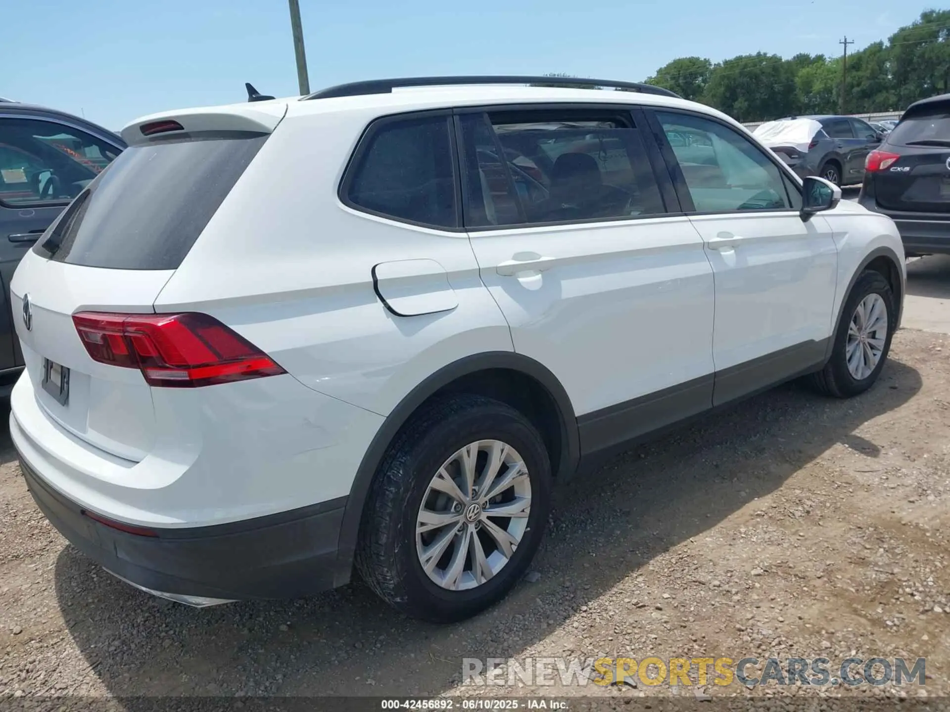 4 Photograph of a damaged car 3VV1B7AX9LM055634 VOLKSWAGEN TIGUAN 2020