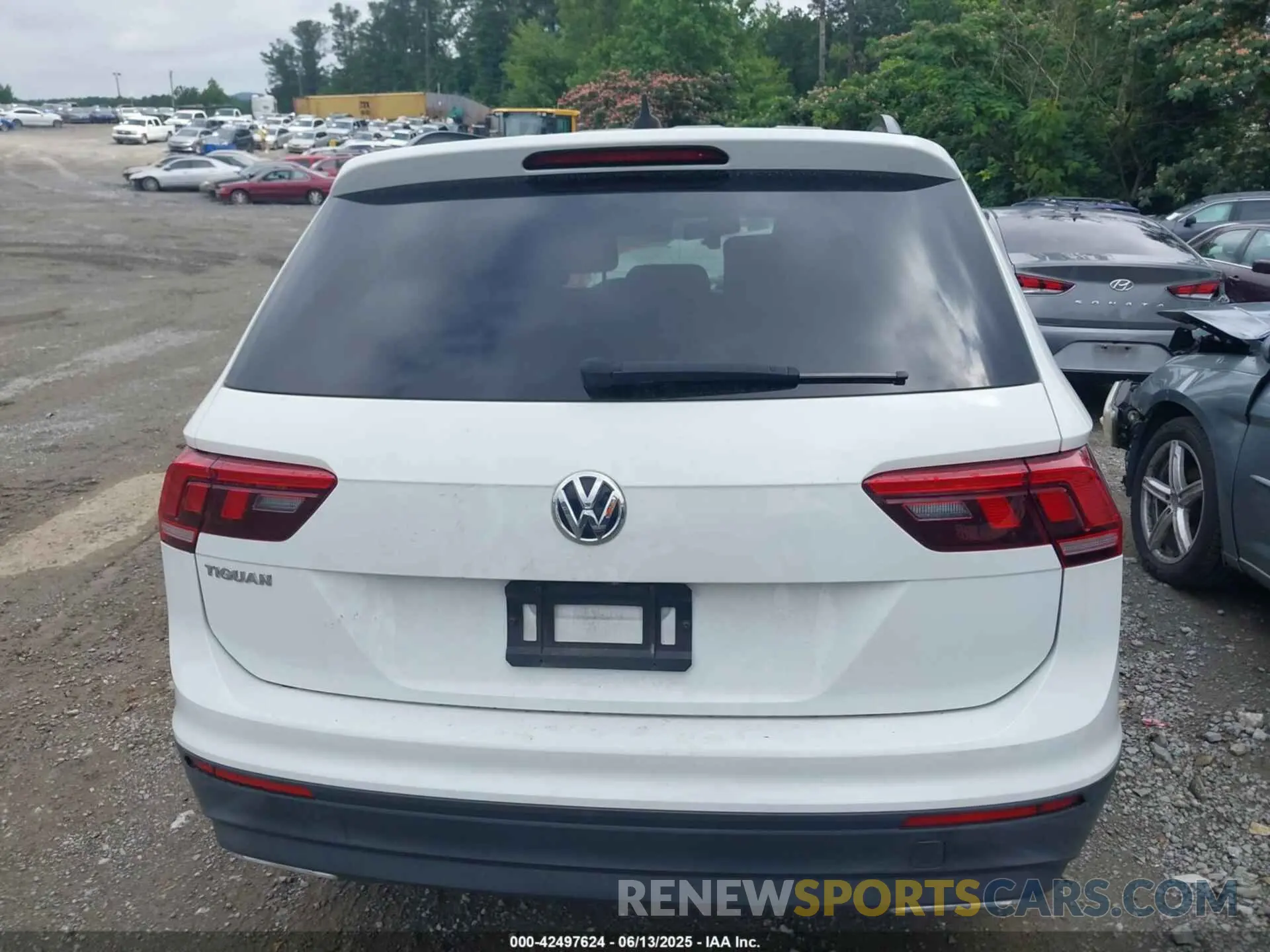 16 Photograph of a damaged car 3VV1B7AXXLM103528 VOLKSWAGEN TIGUAN 2020