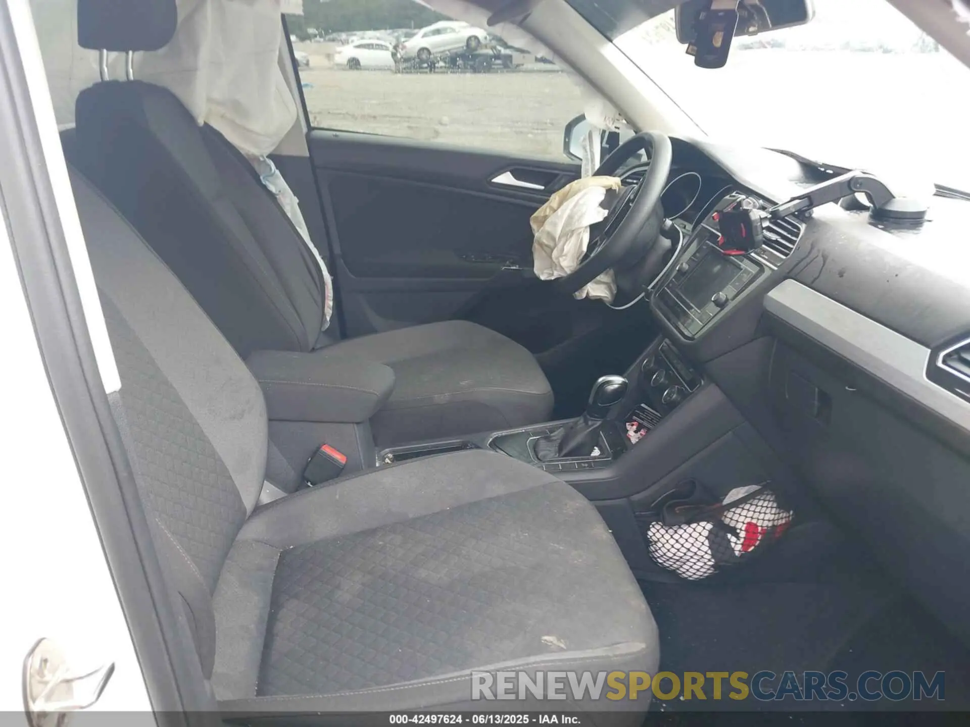 5 Photograph of a damaged car 3VV1B7AXXLM103528 VOLKSWAGEN TIGUAN 2020