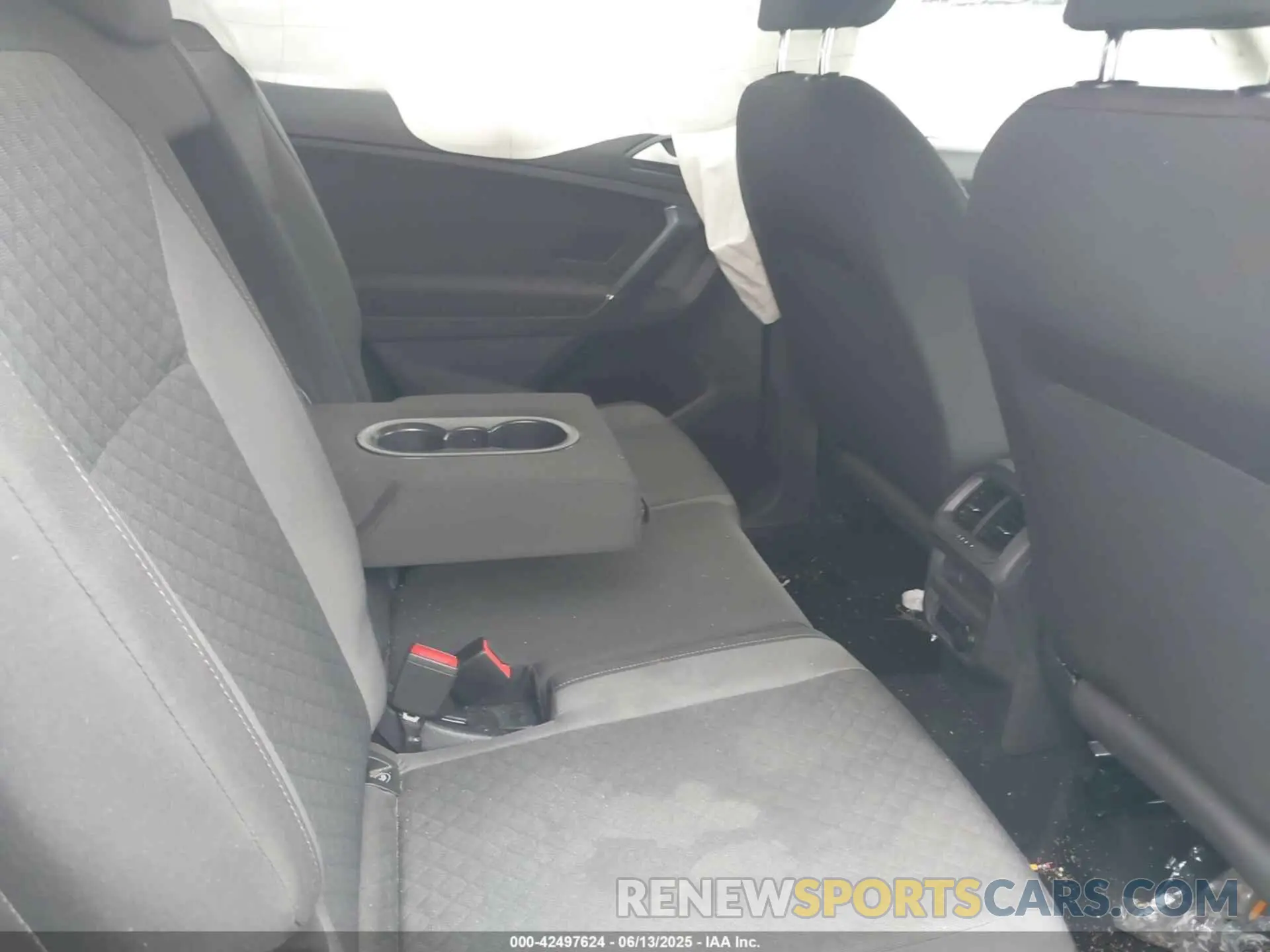 8 Photograph of a damaged car 3VV1B7AXXLM103528 VOLKSWAGEN TIGUAN 2020