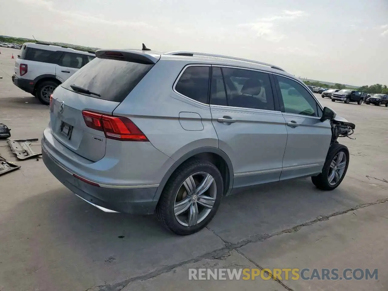 3 Photograph of a damaged car 3VV2B7AX0LM060645 VOLKSWAGEN TIGUAN 2020