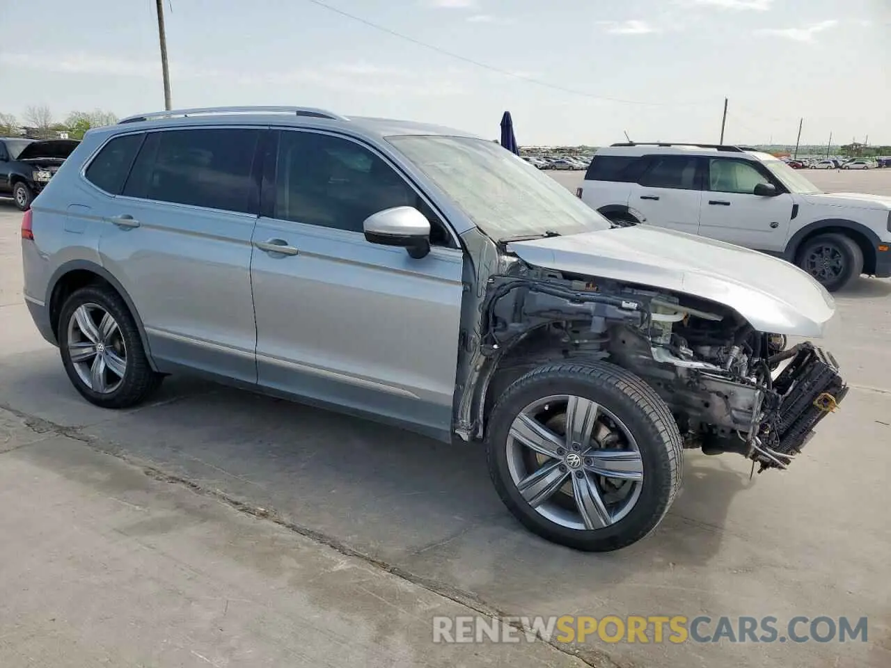4 Photograph of a damaged car 3VV2B7AX0LM060645 VOLKSWAGEN TIGUAN 2020