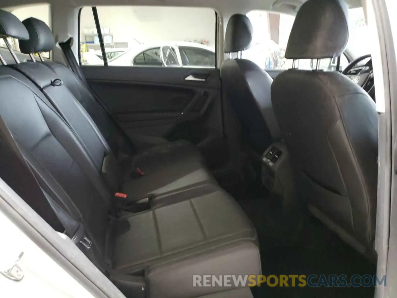 11 Photograph of a damaged car 3VV2B7AX1LM009008 VOLKSWAGEN TIGUAN 2020
