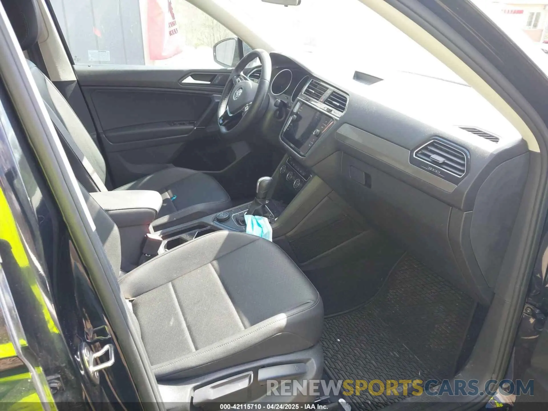 5 Фотография поврежденного автомобиля 3VV2B7AX1LM043109 VOLKSWAGEN TIGUAN 2020