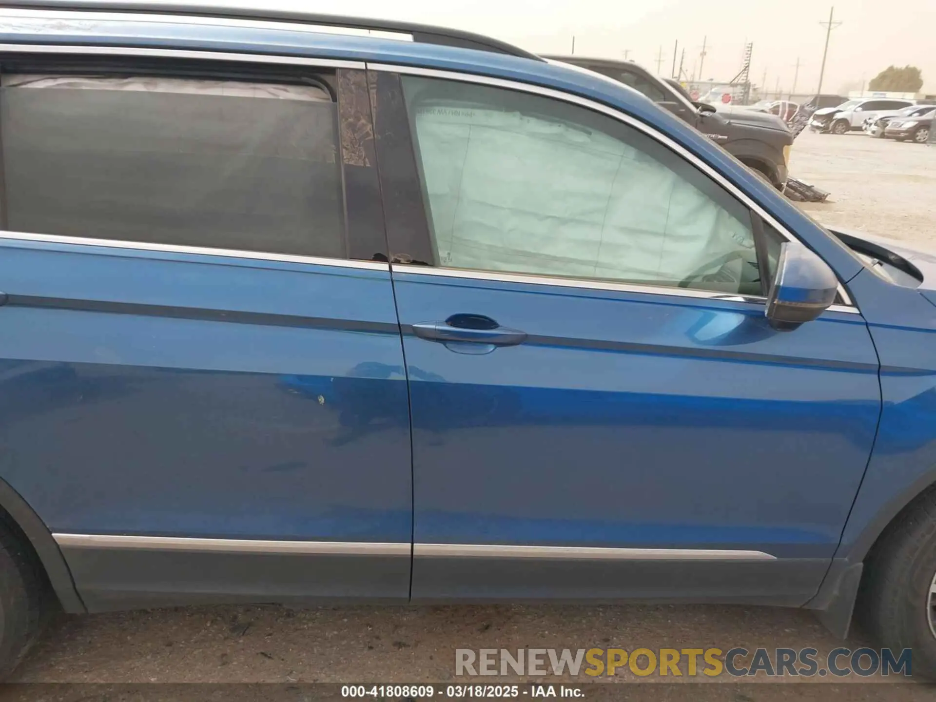 12 Photograph of a damaged car 3VV2B7AX1LM045961 VOLKSWAGEN TIGUAN 2020