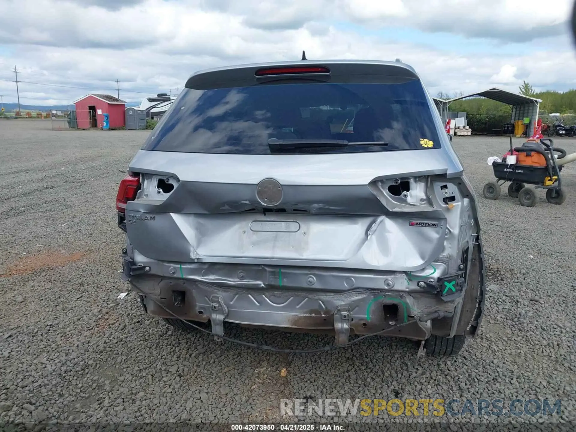 17 Photograph of a damaged car 3VV2B7AX3LM067542 VOLKSWAGEN TIGUAN 2020