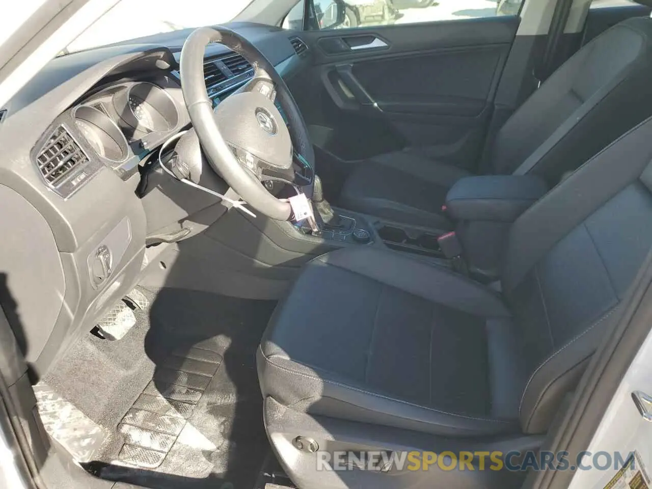 7 Photograph of a damaged car 3VV2B7AX4LM025185 VOLKSWAGEN TIGUAN 2020