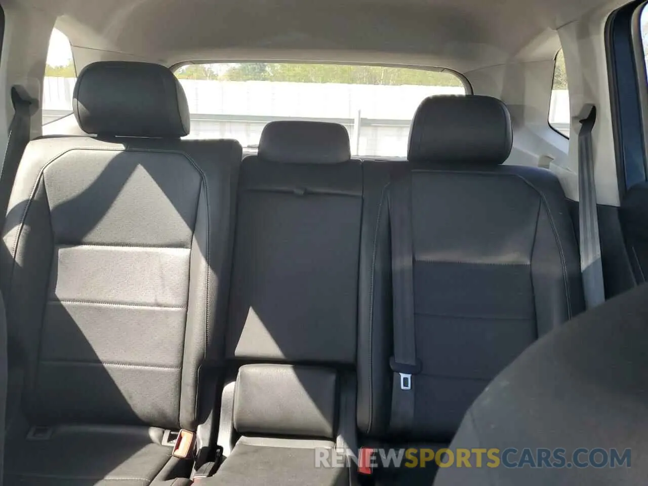 10 Photograph of a damaged car 3VV2B7AX5LM129250 VOLKSWAGEN TIGUAN 2020