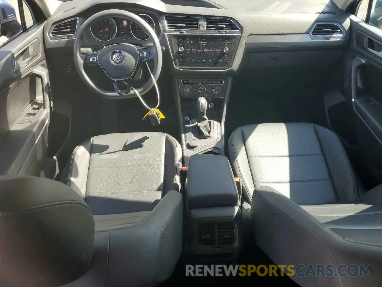 8 Photograph of a damaged car 3VV2B7AX5LM129250 VOLKSWAGEN TIGUAN 2020