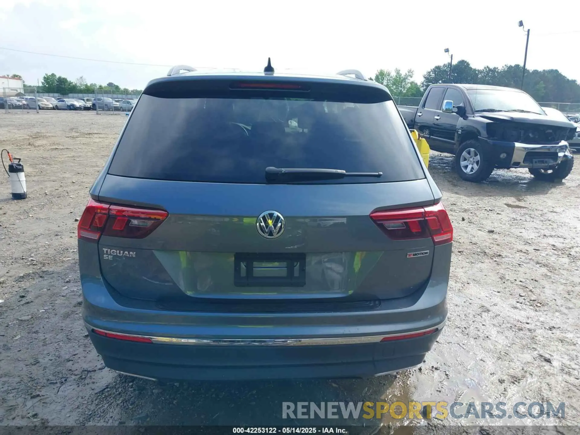 17 Photograph of a damaged car 3VV2B7AX5LM142418 VOLKSWAGEN TIGUAN 2020