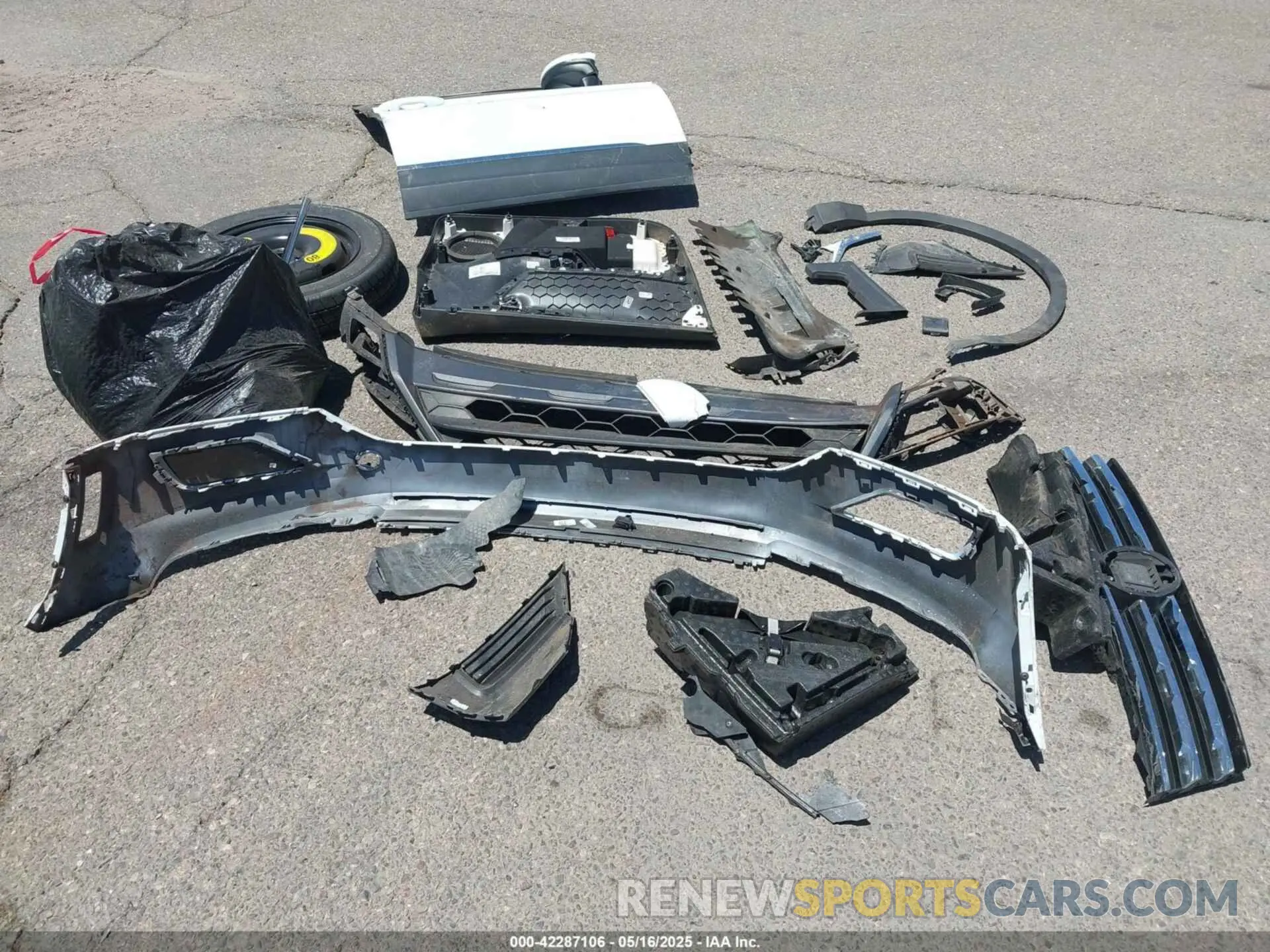 12 Photograph of a damaged car 3VV2B7AX6LM043638 VOLKSWAGEN TIGUAN 2020