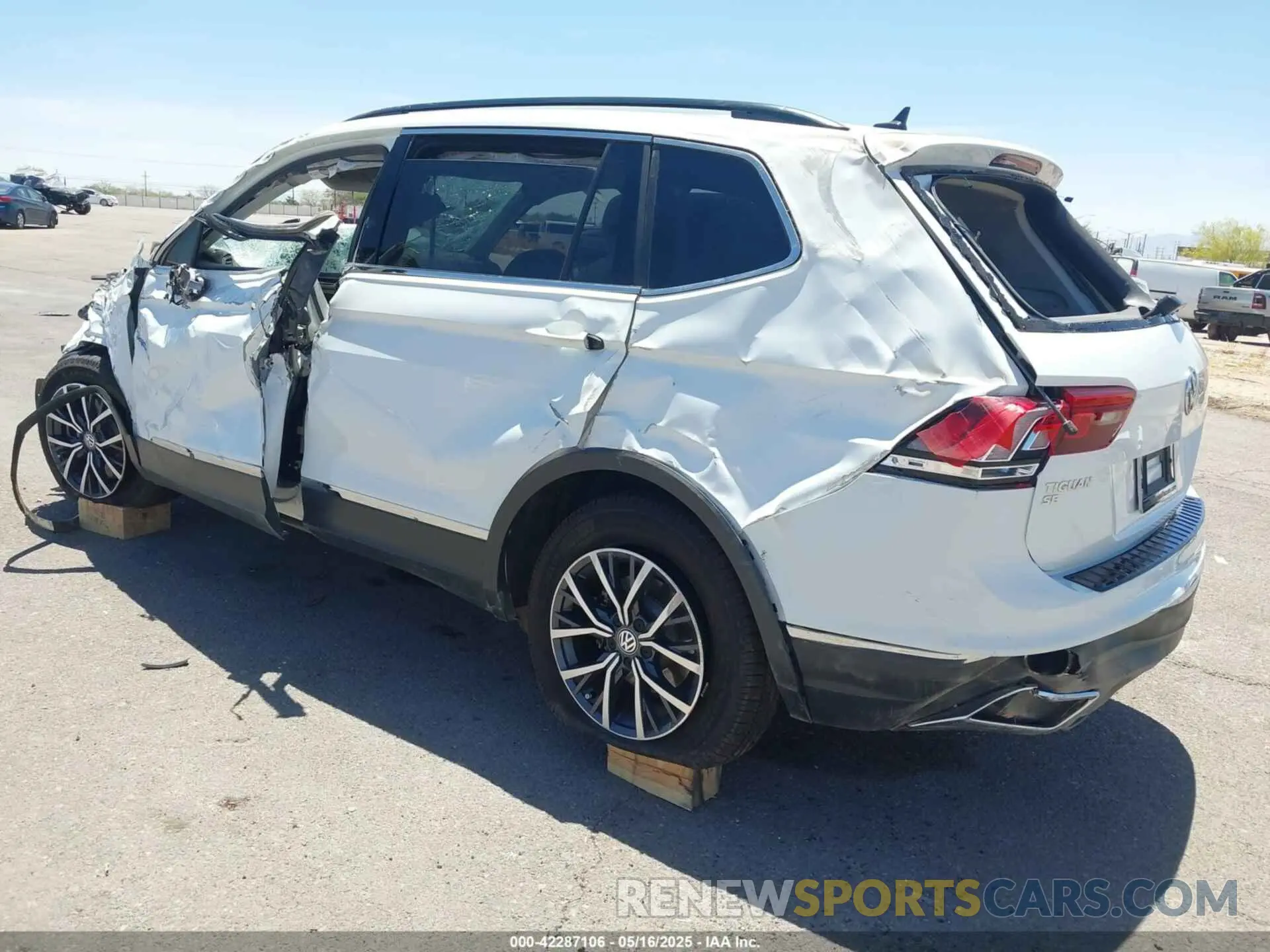 3 Photograph of a damaged car 3VV2B7AX6LM043638 VOLKSWAGEN TIGUAN 2020