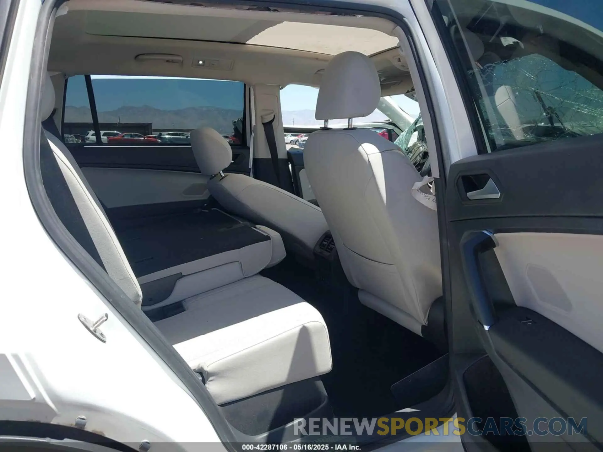 8 Photograph of a damaged car 3VV2B7AX6LM043638 VOLKSWAGEN TIGUAN 2020