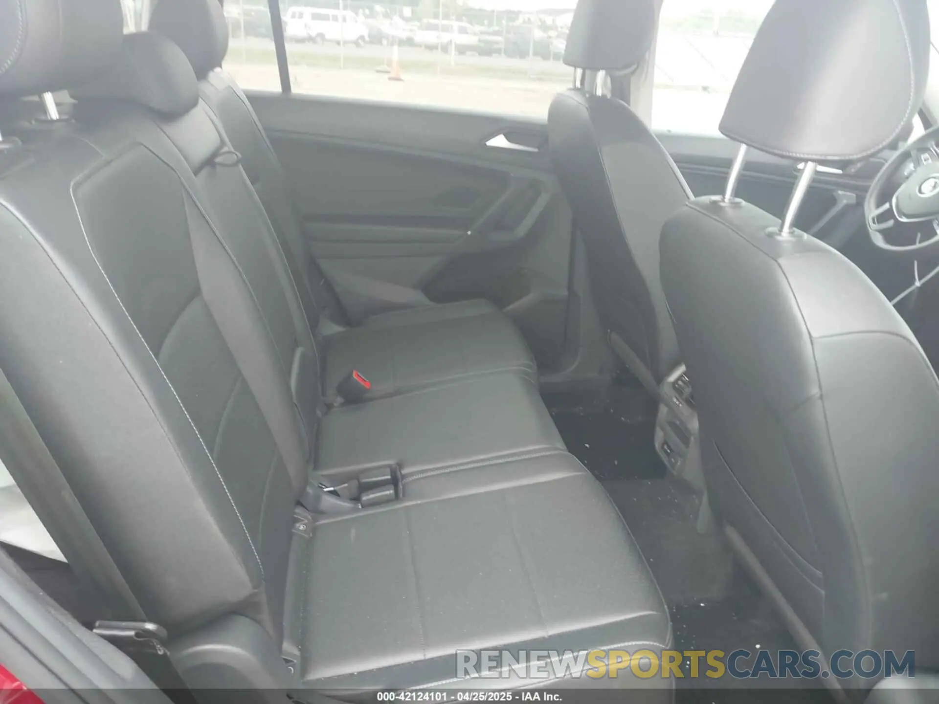 8 Photograph of a damaged car 3VV2B7AX6LM063792 VOLKSWAGEN TIGUAN 2020
