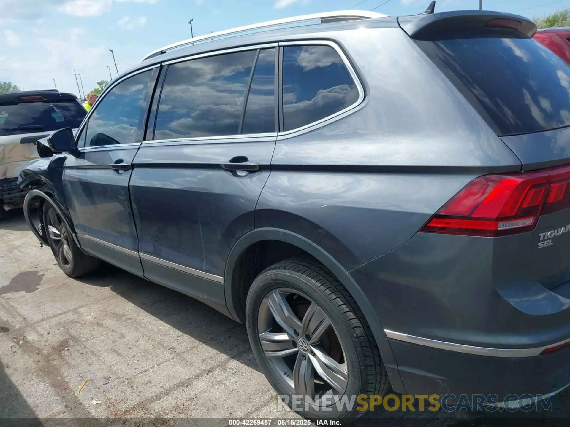 14 Photograph of a damaged car 3VV2B7AX7LM113597 VOLKSWAGEN TIGUAN 2020