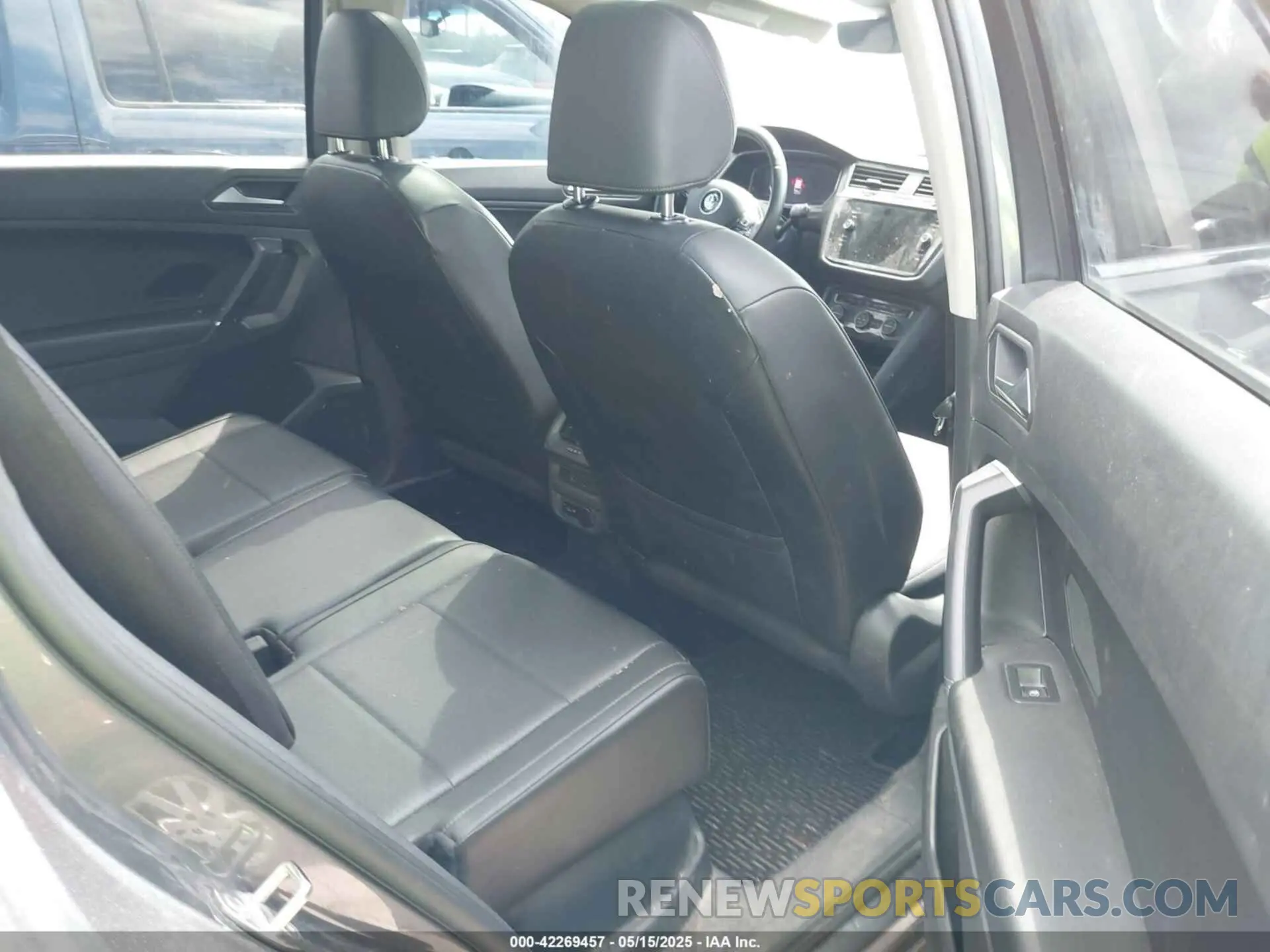 8 Photograph of a damaged car 3VV2B7AX7LM113597 VOLKSWAGEN TIGUAN 2020
