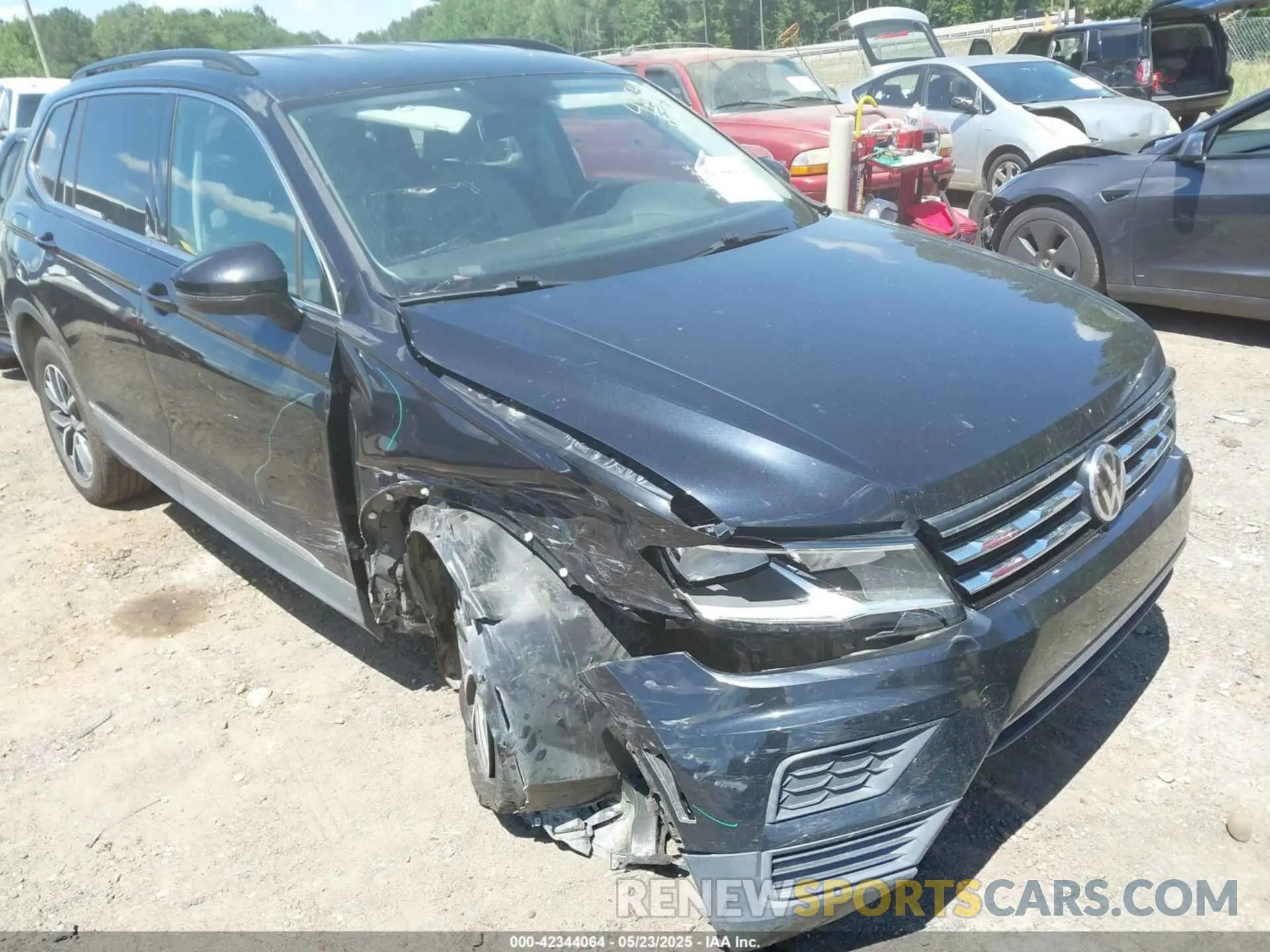 1 Фотография поврежденного автомобиля 3VV2B7AX7LM148379 VOLKSWAGEN TIGUAN 2020