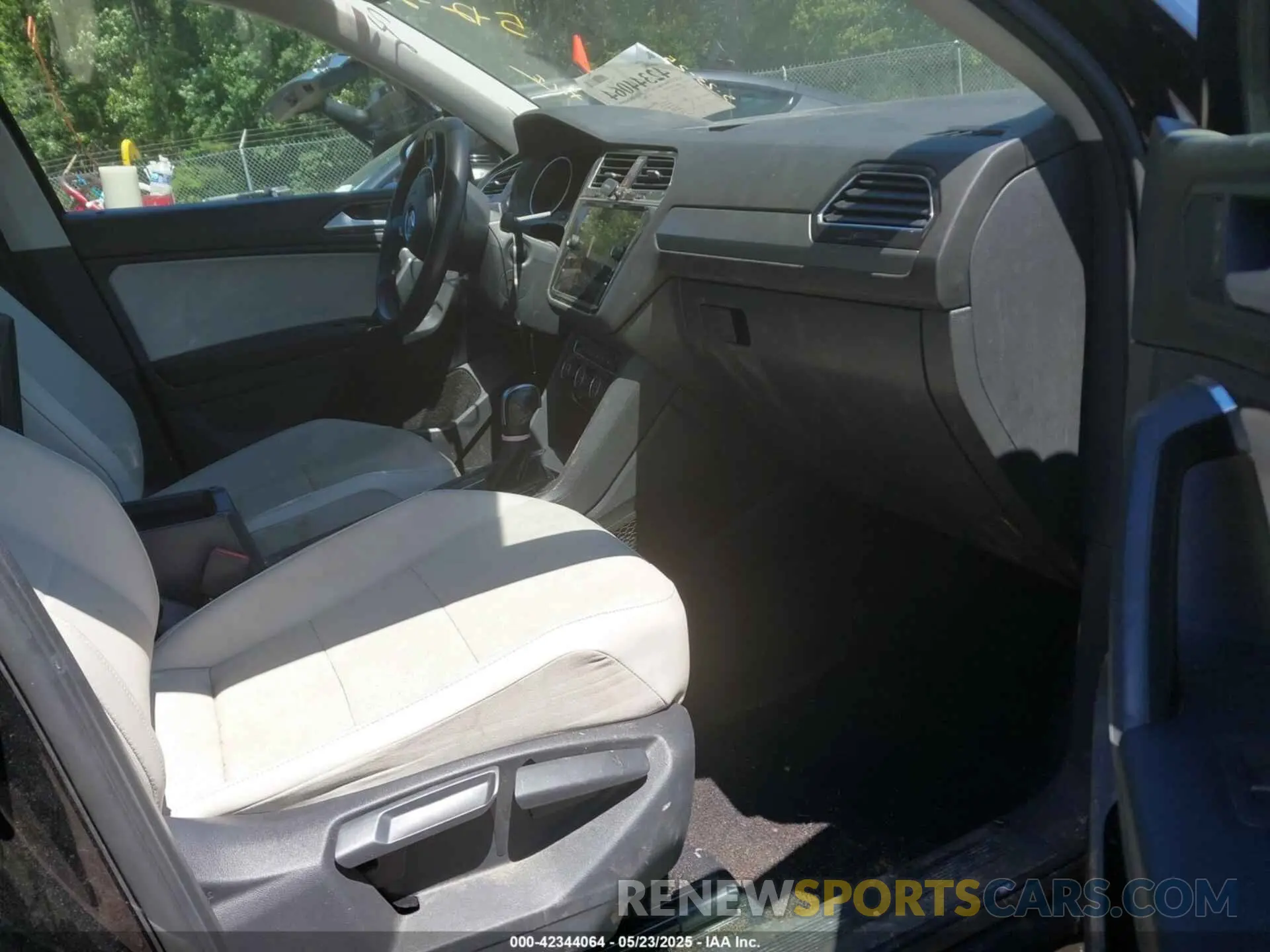 5 Фотография поврежденного автомобиля 3VV2B7AX7LM148379 VOLKSWAGEN TIGUAN 2020