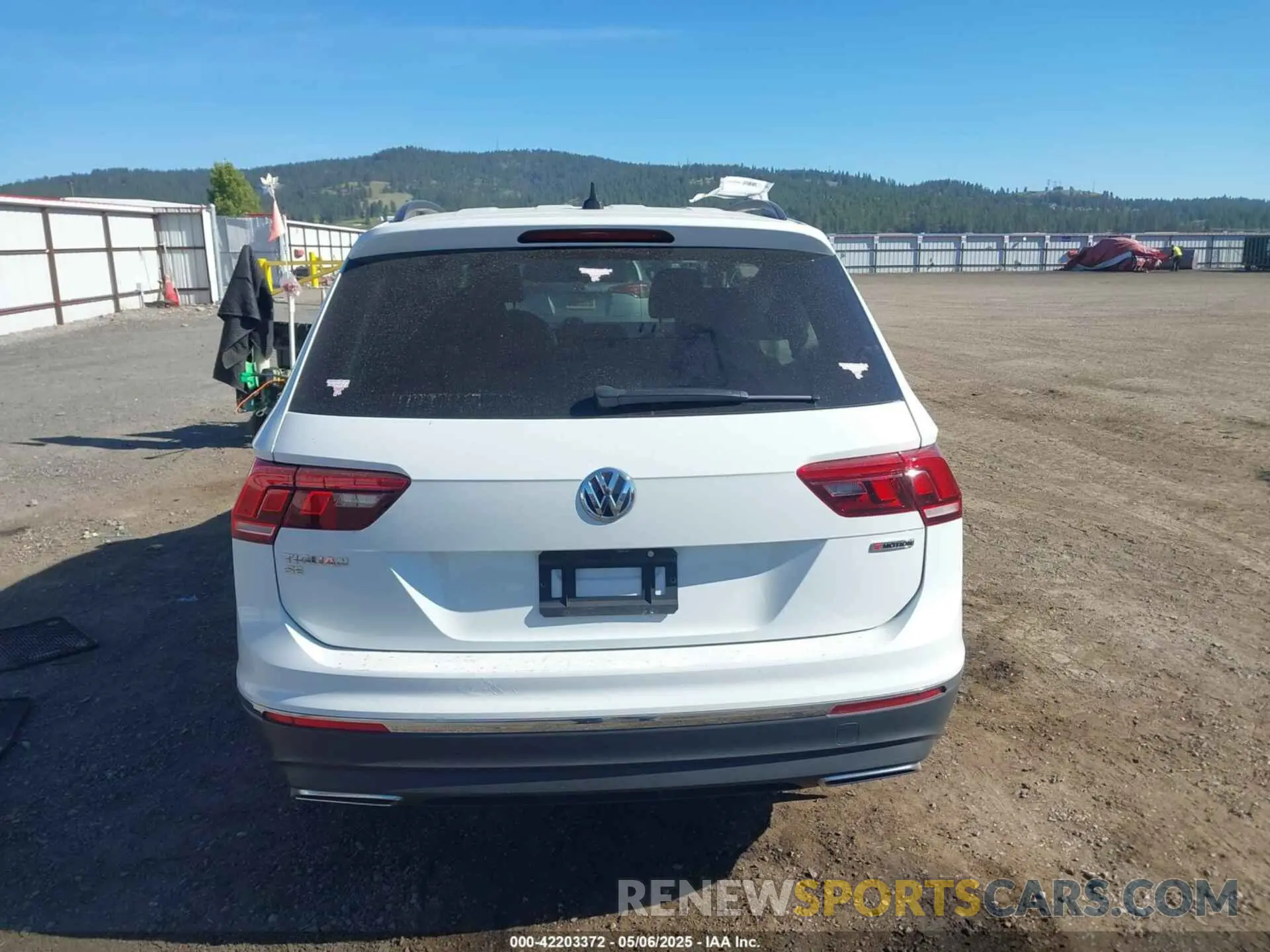16 Photograph of a damaged car 3VV2B7AXXLM053170 VOLKSWAGEN TIGUAN 2020