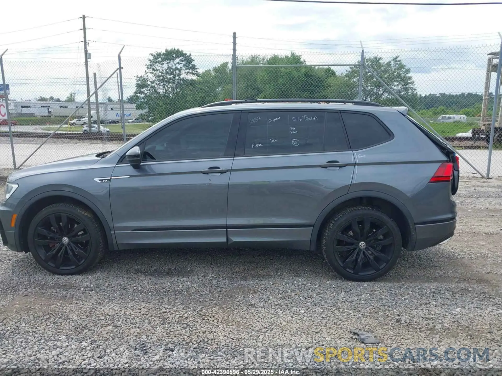 14 Photograph of a damaged car 3VV2B7AXXLM156864 VOLKSWAGEN TIGUAN 2020